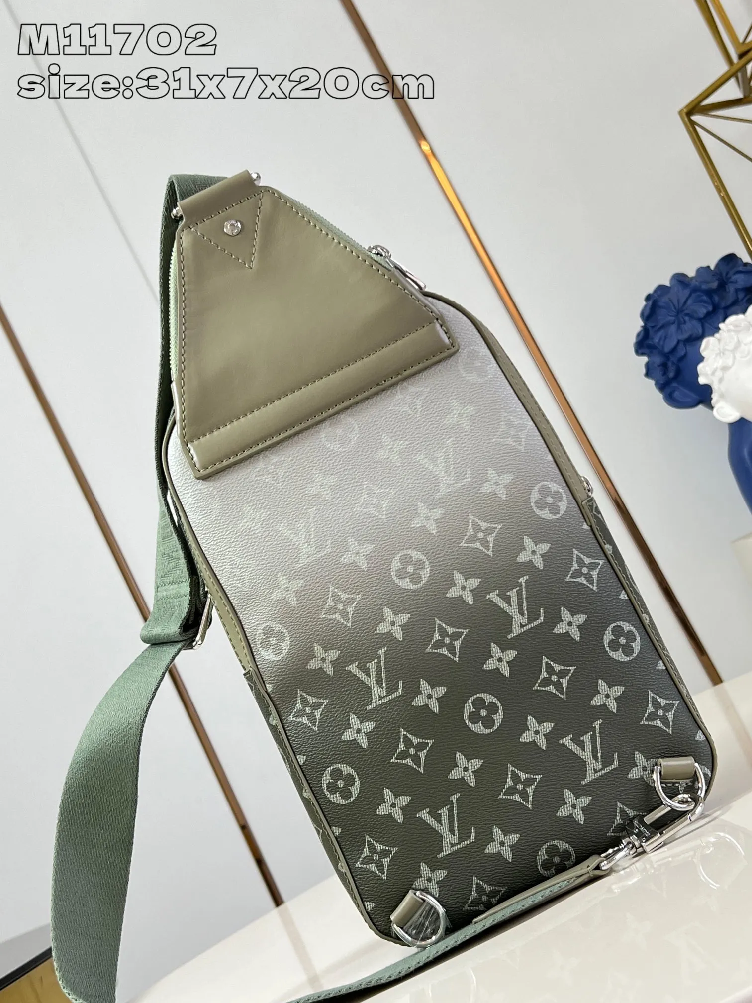 💰960 Top Original [M11702 Gradient] This Avenue shoulder bag uses canvas shoulder straps and lining, injecting sustainable concepts into the classic design. Monogram Macassar canvas and leather trim add a dash of elegance, while zippered front pockets and a small top zip pocket complete the functional details. 31 x 7 x 20 cm (height x width x length) B