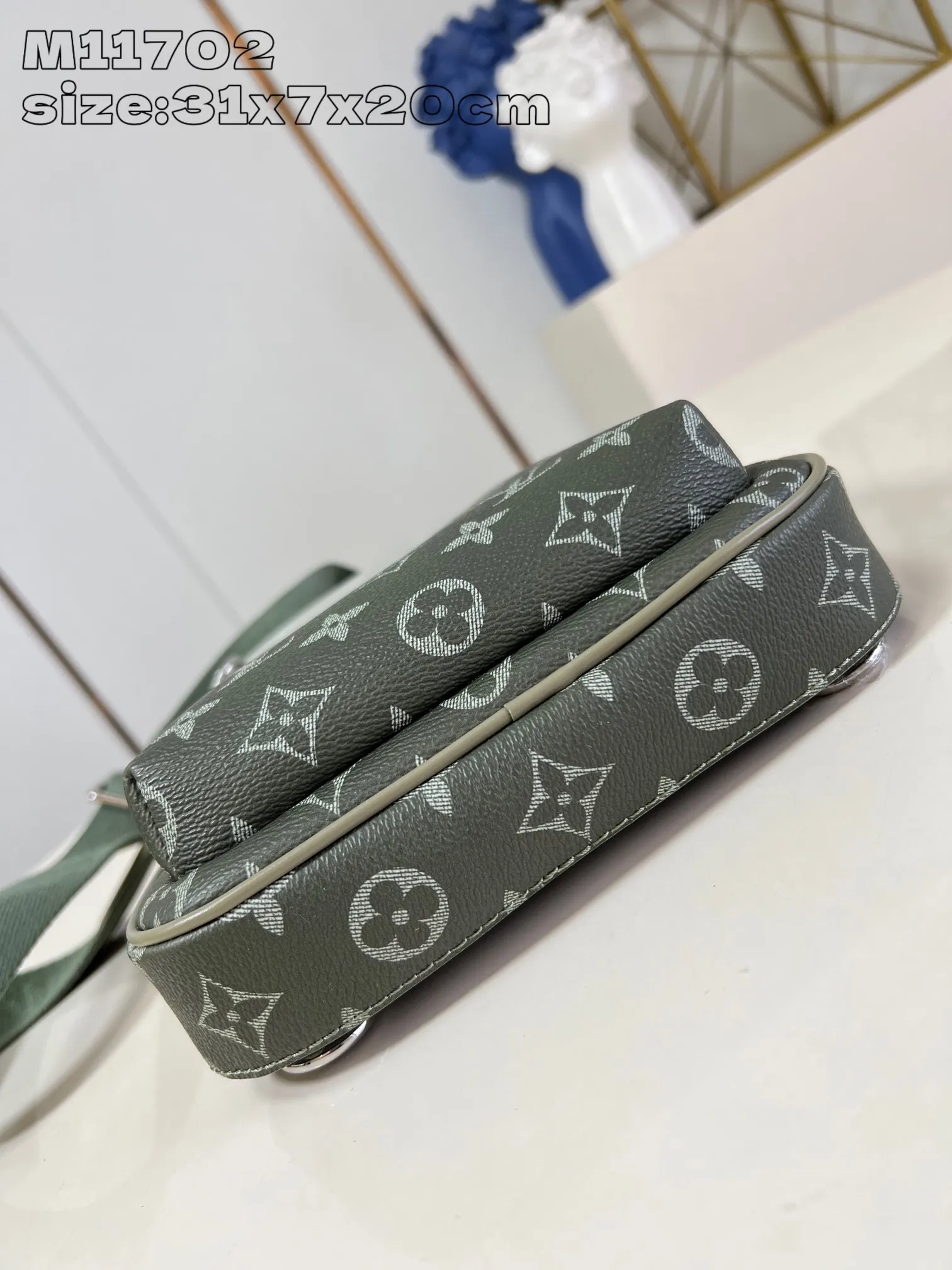 💰960 Top Original [M11702 Gradient] This Avenue shoulder bag uses canvas shoulder straps and lining, injecting sustainable concepts into the classic design. Monogram Macassar canvas and leather trim add a dash of elegance, while zippered front pockets and a small top zip pocket complete the functional details. 31 x 7 x 20 cm (height x width x length) B