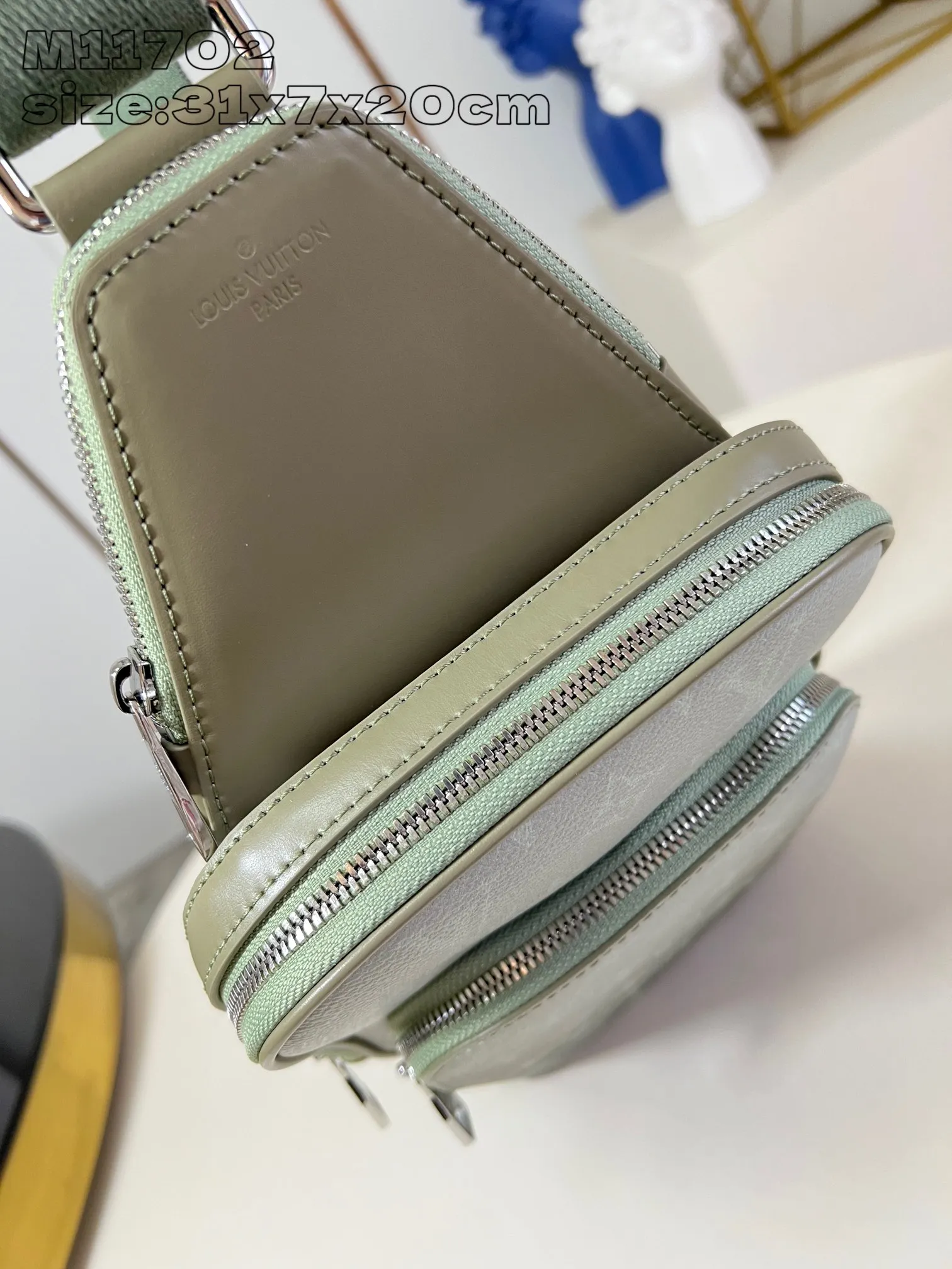 💰960 Top Original [M11702 Gradient] This Avenue shoulder bag uses canvas shoulder straps and lining, injecting sustainable concepts into the classic design. Monogram Macassar canvas and leather trim add a dash of elegance, while zippered front pockets and a small top zip pocket complete the functional details. 31 x 7 x 20 cm (height x width x length) B