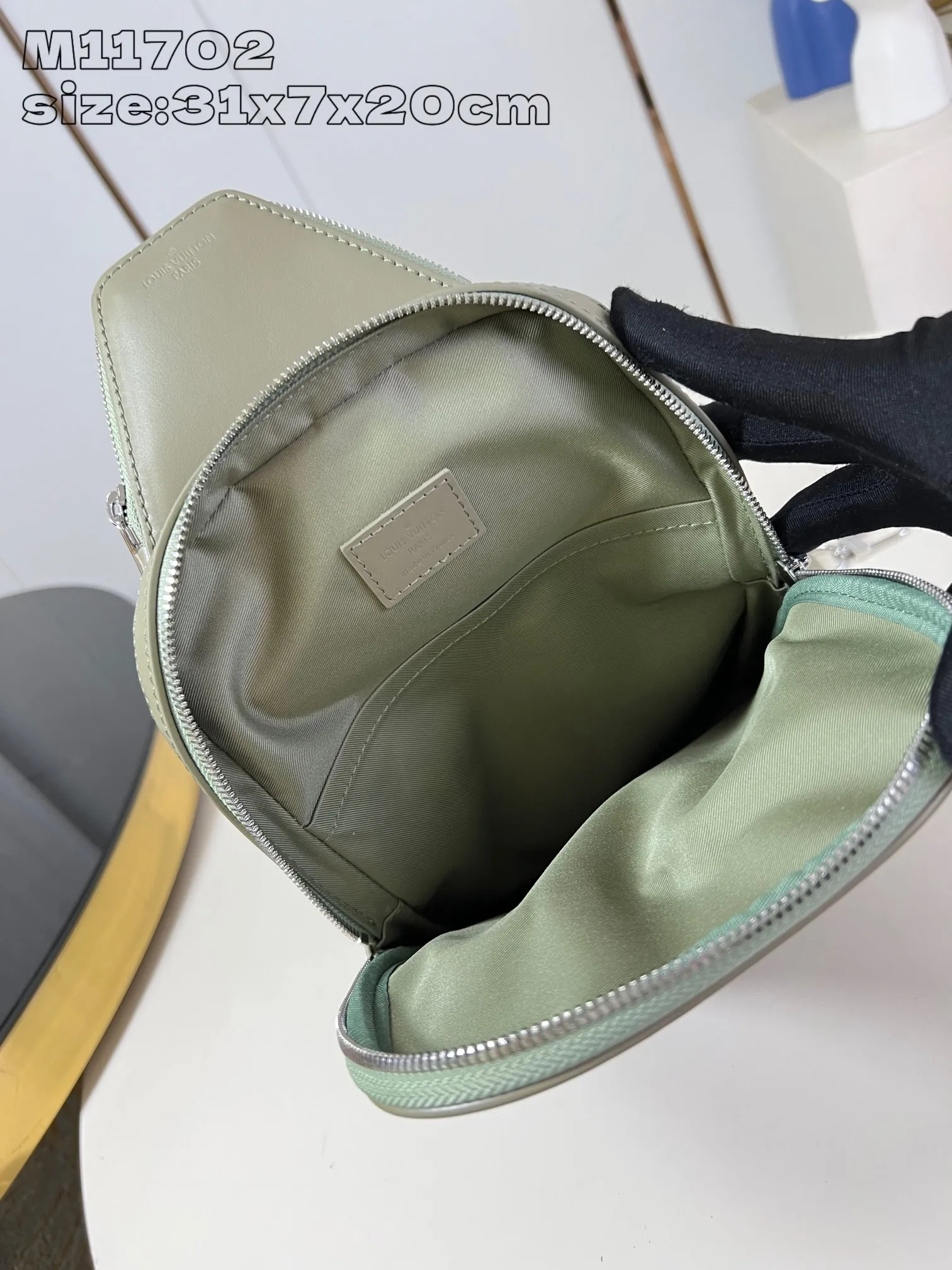 💰960 Top Original [M11702 Gradient] This Avenue shoulder bag uses canvas shoulder straps and lining, injecting sustainable concepts into the classic design. Monogram Macassar canvas and leather trim add a dash of elegance, while zippered front pockets and a small top zip pocket complete the functional details. 31 x 7 x 20 cm (height x width x length) B