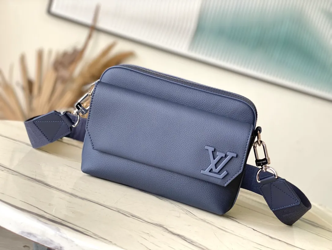 💰1000 (top layer leather) top original order M11600 M22611 This Fastline Jm messenger bag is made of soft cow leather, combining fashion and functionality. The snug fit holds a cell phone, small wallet, notepad and headphones, and the front pocket provides easy access to essentials. The Louis Vuitton-signed shoulder strap is removable or adjustable for shoulder or cross-body wear. size: 23.5x18x7cm (length x height x width)
