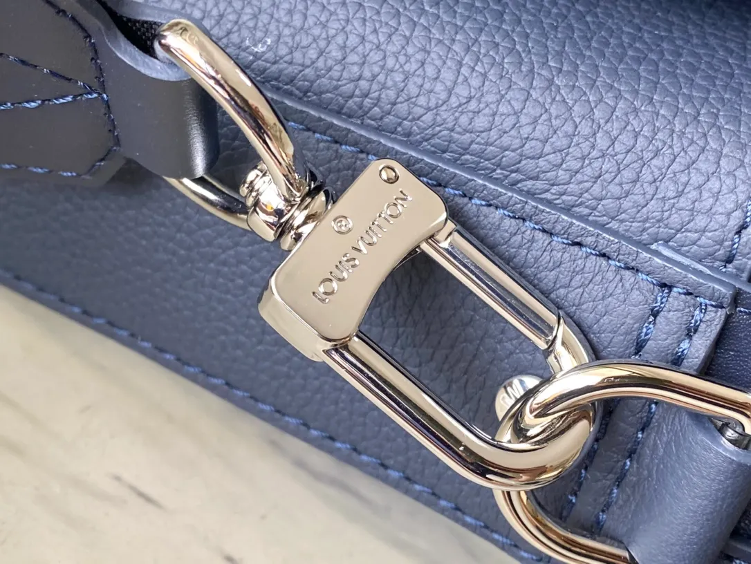 💰1000 (top layer leather) top original order M11600 M22611 This Fastline Jm messenger bag is made of soft cow leather, combining fashion and functionality. The snug fit holds a cell phone, small wallet, notepad and headphones, and the front pocket provides easy access to essentials. The Louis Vuitton-signed shoulder strap is removable or adjustable for shoulder or cross-body wear. size: 23.5x18x7cm (length x height x width)