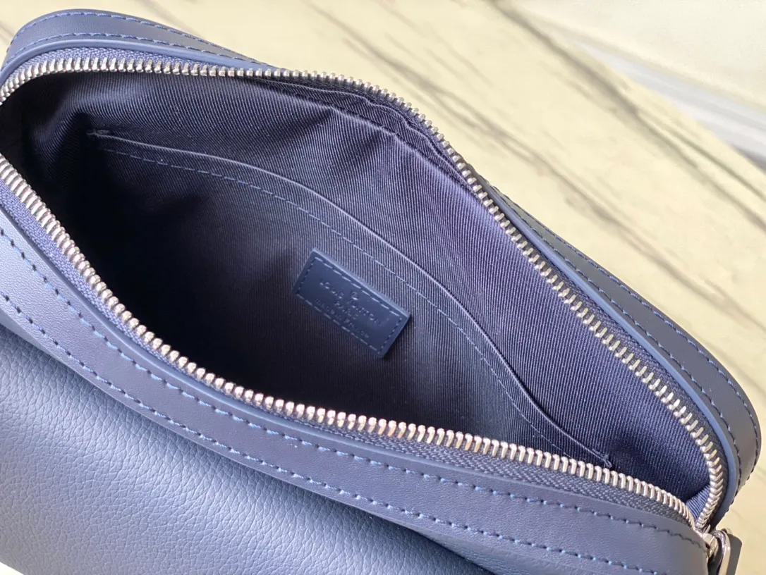 💰1000 (top layer leather) top original order M11600 M22611 This Fastline Jm messenger bag is made of soft cow leather, combining fashion and functionality. The snug fit holds a cell phone, small wallet, notepad and headphones, and the front pocket provides easy access to essentials. The Louis Vuitton-signed shoulder strap is removable or adjustable for shoulder or cross-body wear. size: 23.5x18x7cm (length x height x width)