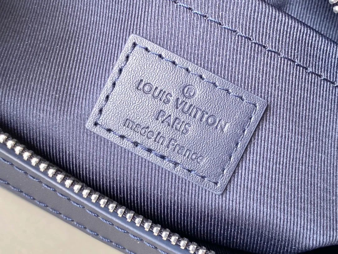 💰1000 (top layer leather) top original order M11600 M22611 This Fastline Jm messenger bag is made of soft cow leather, combining fashion and functionality. The snug fit holds a cell phone, small wallet, notepad and headphones, and the front pocket provides easy access to essentials. The Louis Vuitton-signed shoulder strap is removable or adjustable for shoulder or cross-body wear. size: 23.5x18x7cm (length x height x width)