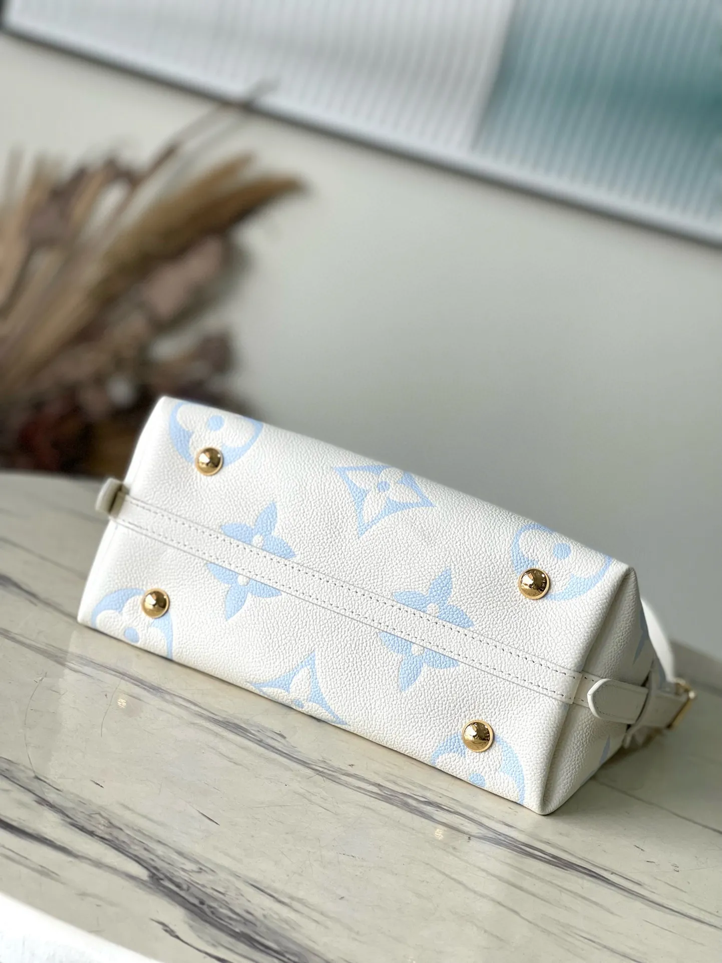 💰1300 (top-grain leather) top-quality original M46288 blue silk screen printing details. The CarryAll small handbag is made of Monogram Empreinte embossed leather. It has a generous configuration and a neat inner layer. The large inner bag adds functional elements. Comes with a Monogram embossed zipper clutch secured by a leather strap. A personal companion for urban life. Dimensions 29 x 24 x 12 cm (length x height x width)