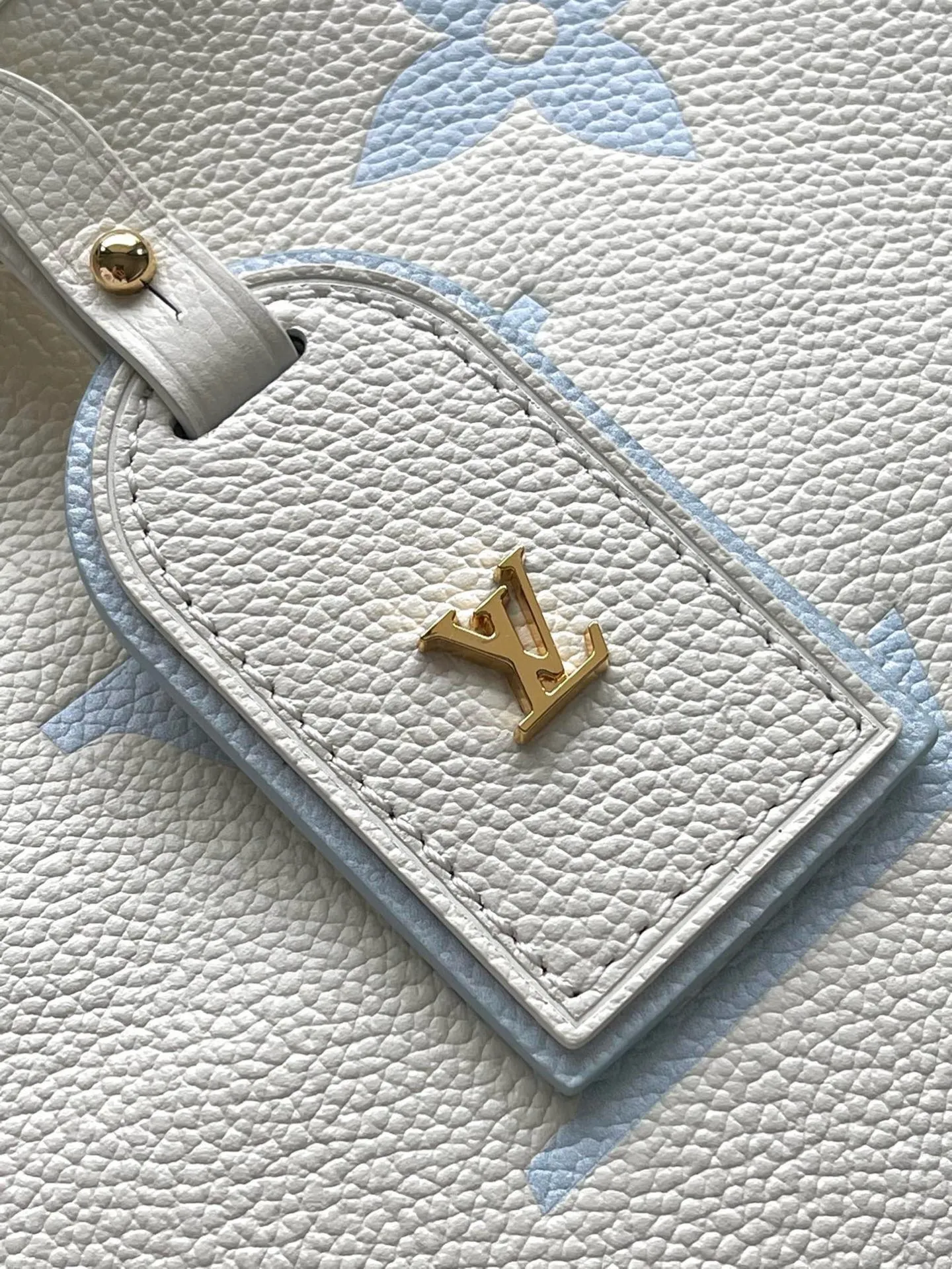 💰1300 (top-grain leather) top-quality original M46288 blue silk screen printing details. The CarryAll small handbag is made of Monogram Empreinte embossed leather. It has a generous configuration and a neat inner layer. The large inner bag adds functional elements. Comes with a Monogram embossed zipper clutch secured by a leather strap. A personal companion for urban life. Dimensions 29 x 24 x 12 cm (length x height x width)