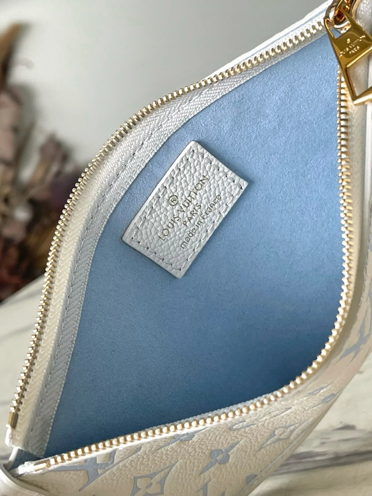 💰1300 (top-grain leather) top-quality original M46288 blue silk screen printing details. The CarryAll small handbag is made of Monogram Empreinte embossed leather. It has a generous configuration and a neat inner layer. The large inner bag adds functional elements. Comes with a Monogram embossed zipper clutch secured by a leather strap. A personal companion for urban life. Dimensions 29 x 24 x 12 cm (length x height x width)