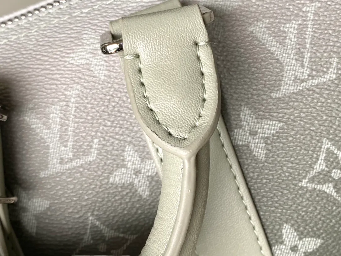 💰940 Top Original M11591 This Keepal Bandouliere handbag is made of Monogram Gradient coated canvas, cleverly depicting the gradual dissipation of the full-hat Monogram pattern. Top handles, side straps and nameplates complete the details, and the detachable and adjustable shoulder strap allows for shoulder or cross-body wear. Dimensions: 25 × 15 × 11 cm