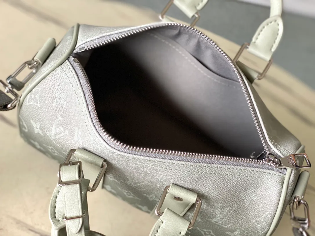 💰940 Top Original M11591 This Keepal Bandouliere handbag is made of Monogram Gradient coated canvas, cleverly depicting the gradual dissipation of the full-hat Monogram pattern. Top handles, side straps and nameplates complete the details, and the detachable and adjustable shoulder strap allows for shoulder or cross-body wear. Dimensions: 25 × 15 × 11 cm
