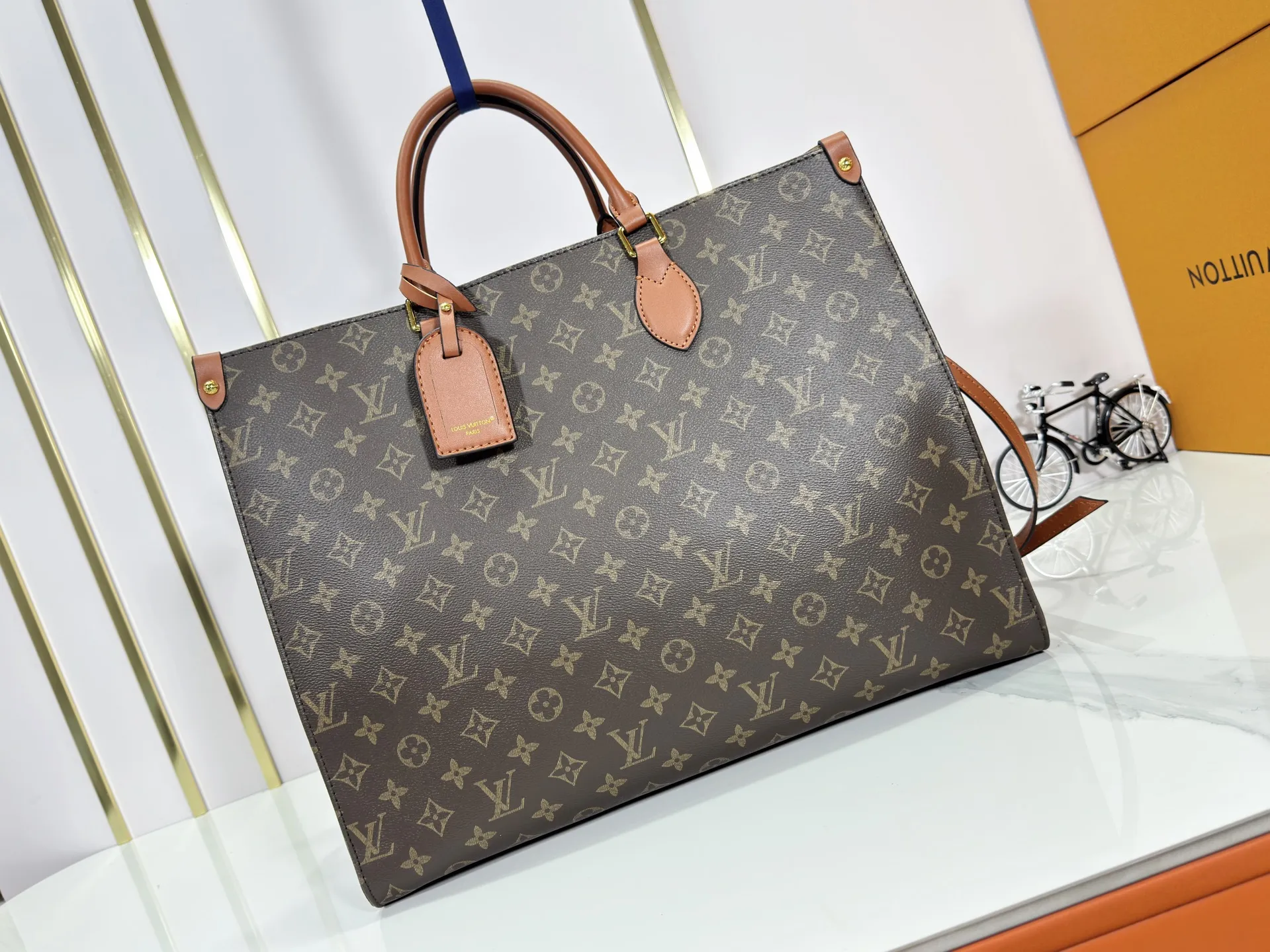 P260 Upgraded original M14235 M44576 M45320 M44571 This Organizer handbag is from the OnTheGo series and is made of Monogram canvas with leather handles and name tags. The spacious interior can accommodate laptops and notepads, and multiple pockets allow for organized storage, making it a great companion for urban life. Dimensions: 41.0 x 34.0 x 19.0 cm (length x height x width)