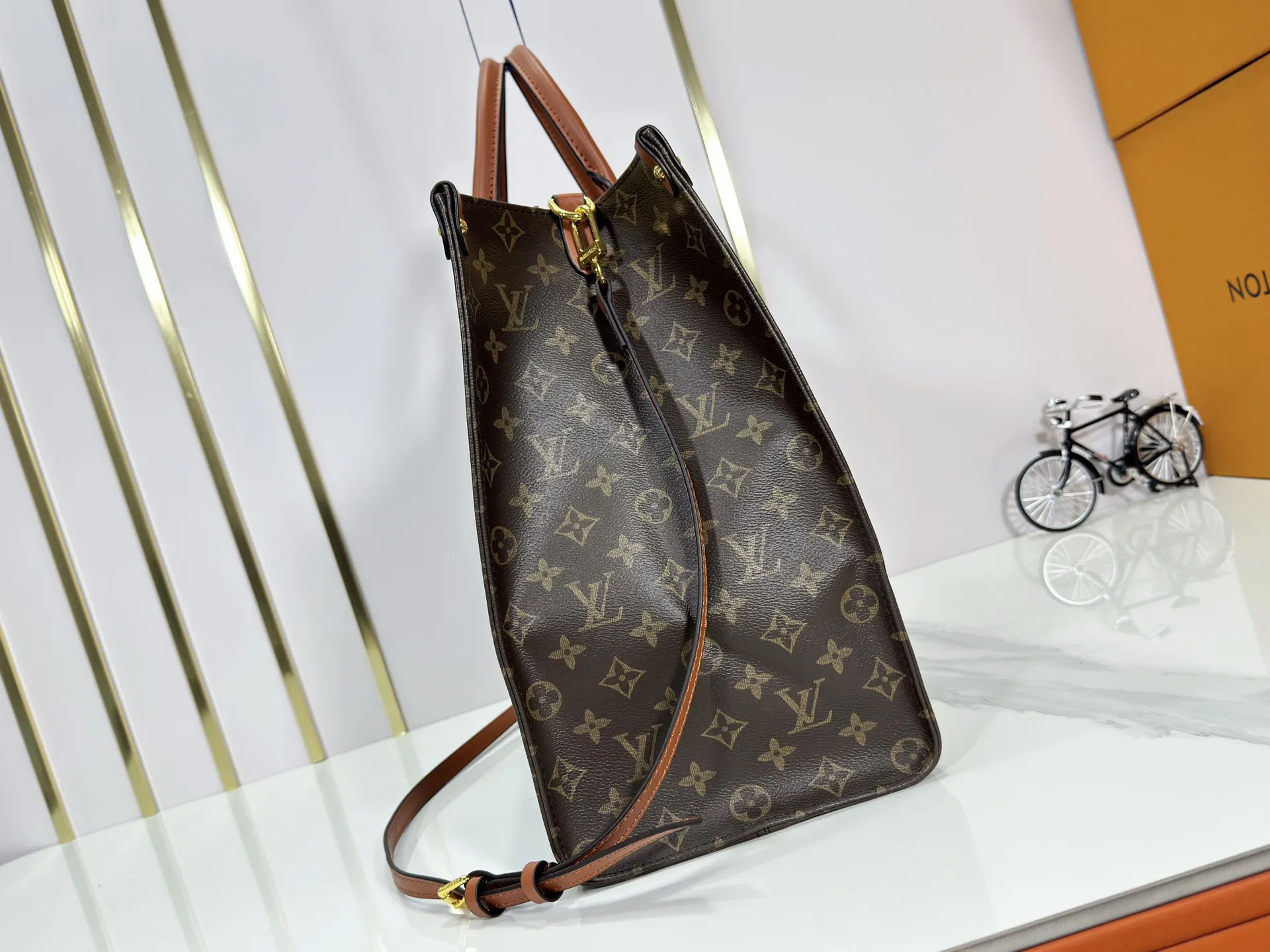 P260 Upgraded original M14235 M44576 M45320 M44571 This Organizer handbag is from the OnTheGo series and is made of Monogram canvas with leather handles and name tags. The spacious interior can accommodate laptops and notepads, and multiple pockets allow for organized storage, making it a great companion for urban life. Dimensions: 41.0 x 34.0 x 19.0 cm (length x height x width)