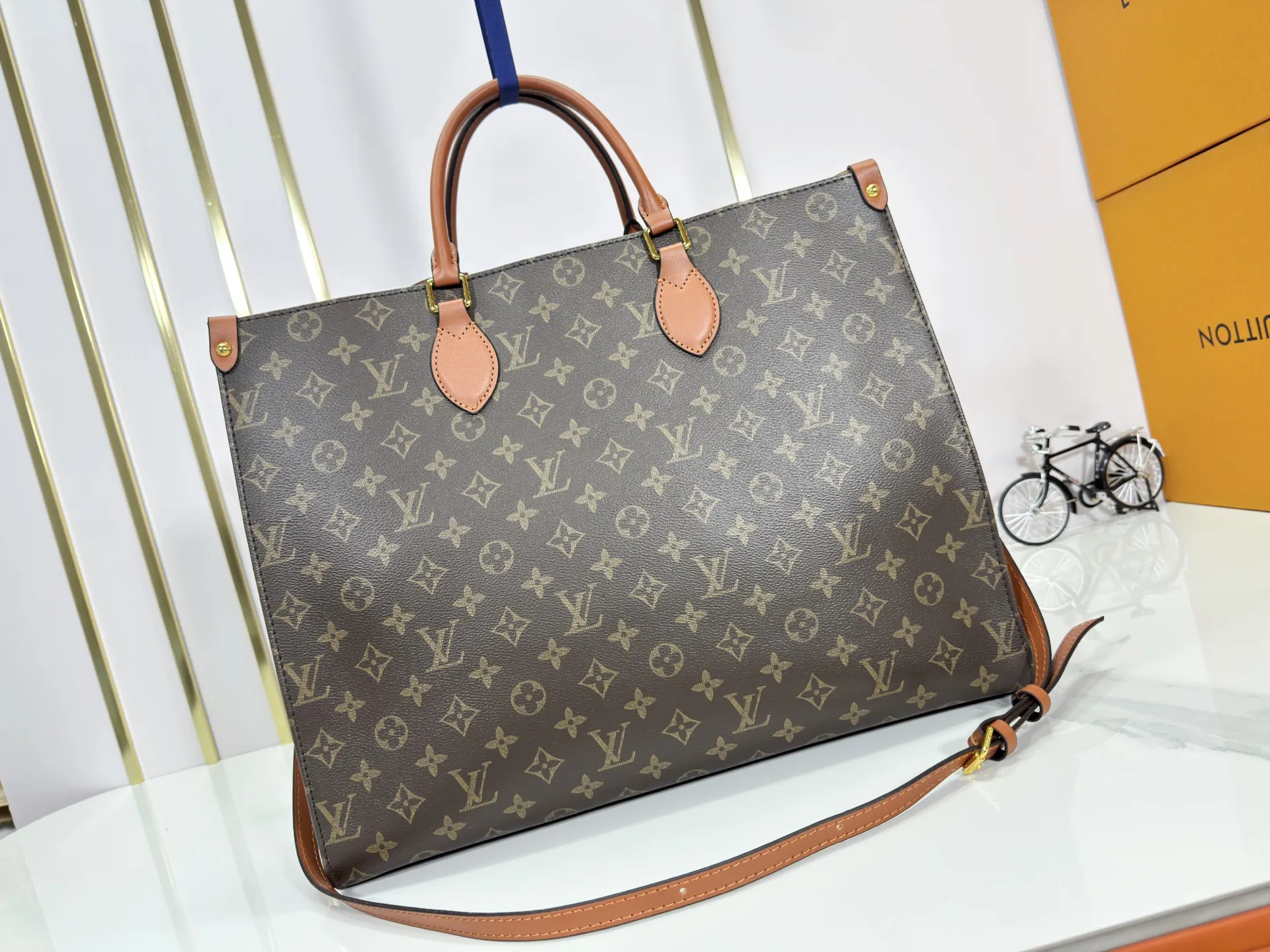 P260 Upgraded original M14235 M44576 M45320 M44571 This Organizer handbag is from the OnTheGo series and is made of Monogram canvas with leather handles and name tags. The spacious interior can accommodate laptops and notepads, and multiple pockets allow for organized storage, making it a great companion for urban life. Dimensions: 41.0 x 34.0 x 19.0 cm (length x height x width)
