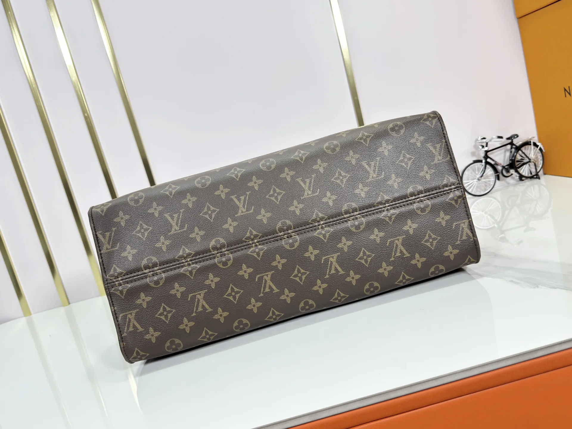 P260 Upgraded original M14235 M44576 M45320 M44571 This Organizer handbag is from the OnTheGo series and is made of Monogram canvas with leather handles and name tags. The spacious interior can accommodate laptops and notepads, and multiple pockets allow for organized storage, making it a great companion for urban life. Dimensions: 41.0 x 34.0 x 19.0 cm (length x height x width)