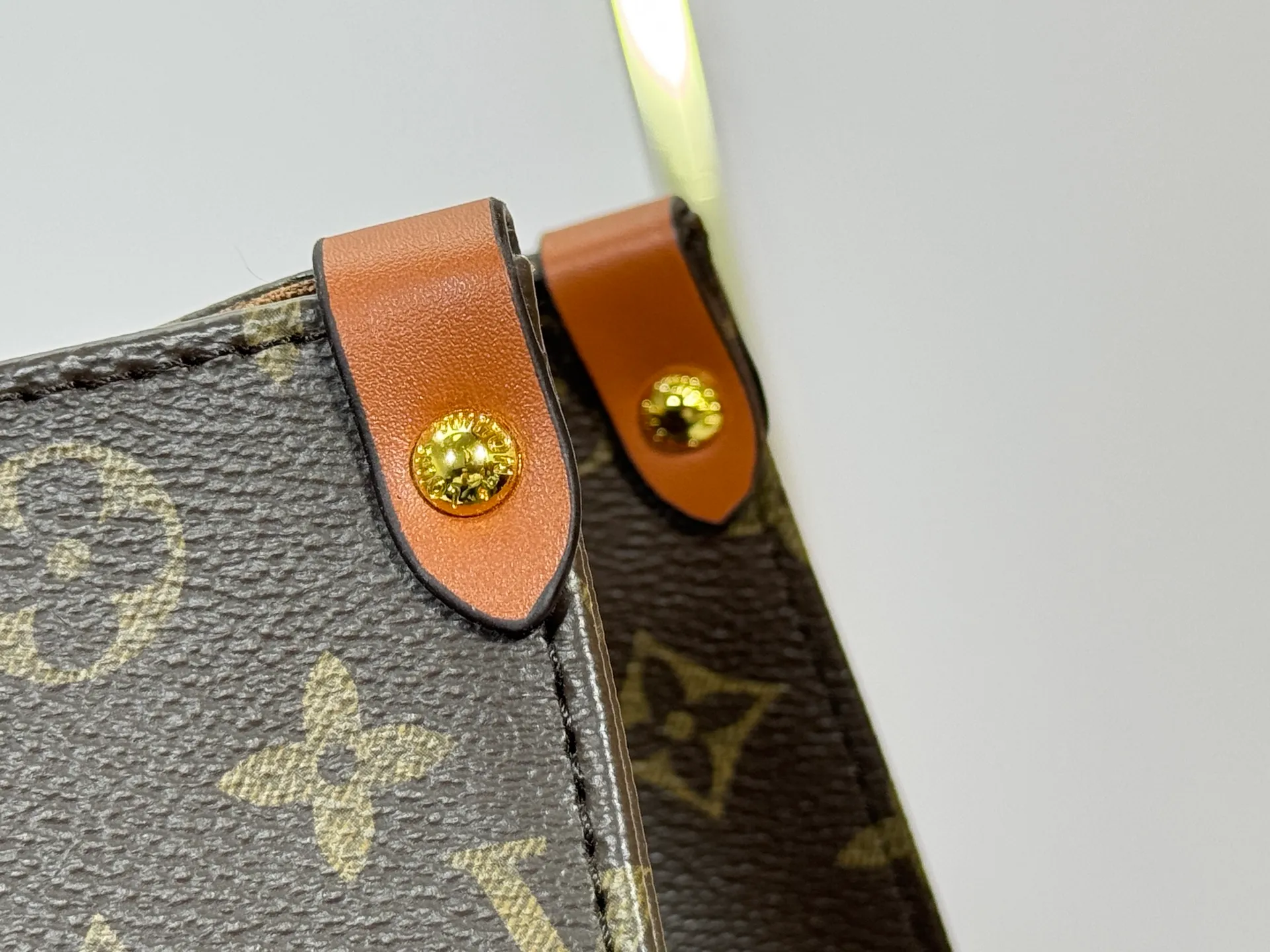 P260 Upgraded original M14235 M44576 M45320 M44571 This Organizer handbag is from the OnTheGo series and is made of Monogram canvas with leather handles and name tags. The spacious interior can accommodate laptops and notepads, and multiple pockets allow for organized storage, making it a great companion for urban life. Dimensions: 41.0 x 34.0 x 19.0 cm (length x height x width)
