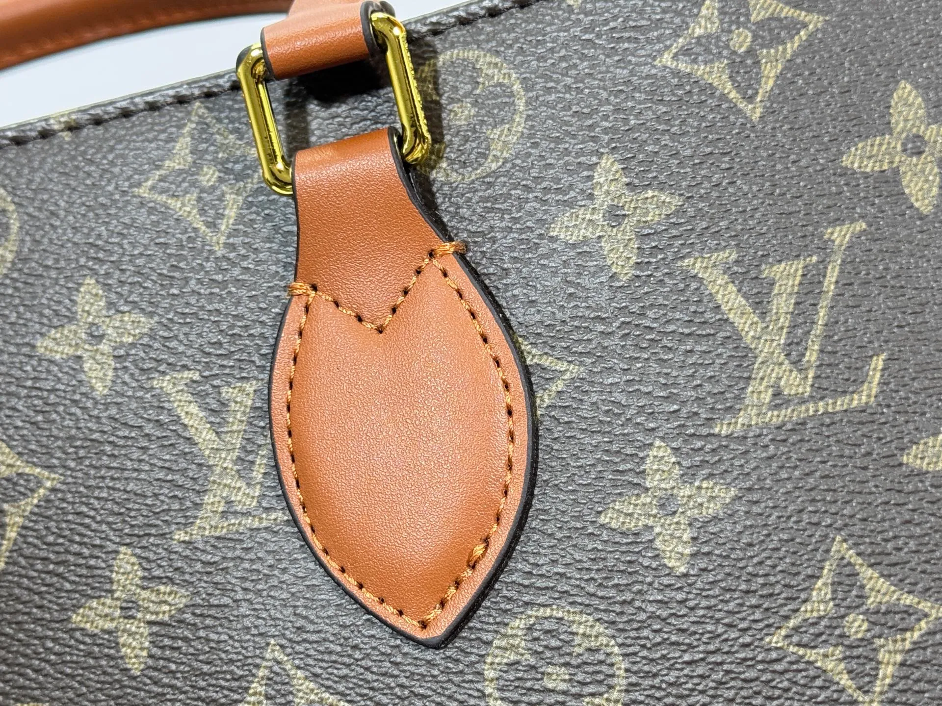 P260 Upgraded original M14235 M44576 M45320 M44571 This Organizer handbag is from the OnTheGo series and is made of Monogram canvas with leather handles and name tags. The spacious interior can accommodate laptops and notepads, and multiple pockets allow for organized storage, making it a great companion for urban life. Dimensions: 41.0 x 34.0 x 19.0 cm (length x height x width)