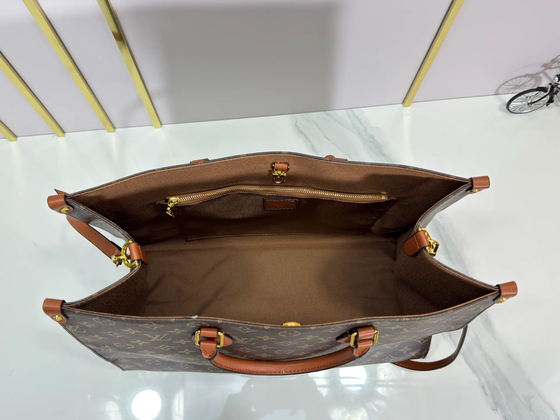 P260 Upgraded original M14235 M44576 M45320 M44571 This Organizer handbag is from the OnTheGo series and is made of Monogram canvas with leather handles and name tags. The spacious interior can accommodate laptops and notepads, and multiple pockets allow for organized storage, making it a great companion for urban life. Dimensions: 41.0 x 34.0 x 19.0 cm (length x height x width)