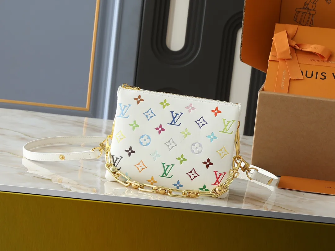 💰240💰Upgraded from the original M59598 M59389 M59396 M13233 M21259 M25218 M20770 M11401 This Coussin BB handbag is made of soft sheep leather with an embossed Monogram pattern. It has an inner compartment in a compact silhouette, making it an elegant choice for both day and night. Both the chunky chain and slim leather strap are removable, allowing for a variety of styling possibilities. Dimensions: 21.0 x 16.0 x 7.0 cm (length x height x width)