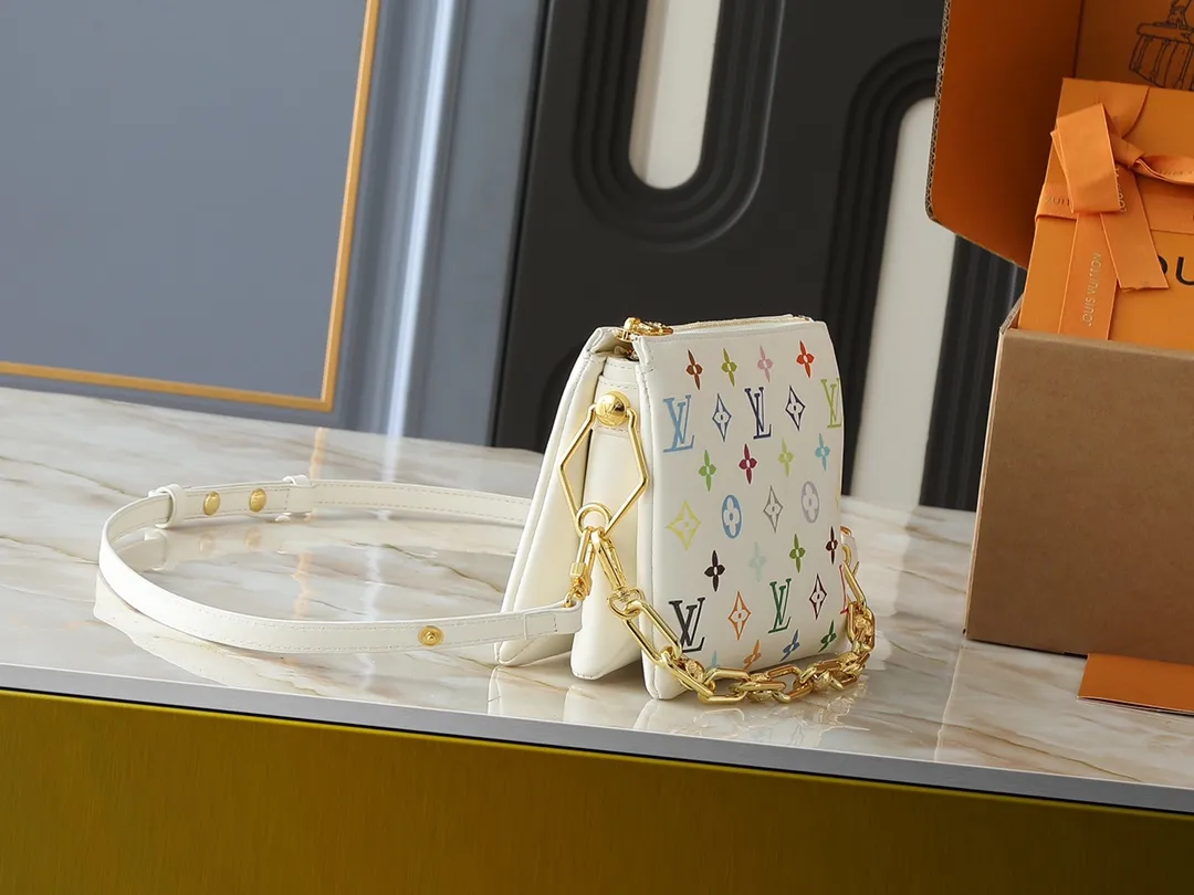 💰240💰Upgraded from the original M59598 M59389 M59396 M13233 M21259 M25218 M20770 M11401 This Coussin BB handbag is made of soft sheep leather with an embossed Monogram pattern. It has an inner compartment in a compact silhouette, making it an elegant choice for both day and night. Both the chunky chain and slim leather strap are removable, allowing for a variety of styling possibilities. Dimensions: 21.0 x 16.0 x 7.0 cm (length x height x width)