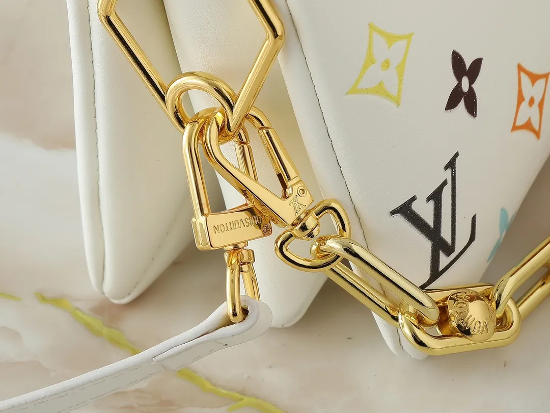 💰240💰Upgraded from the original M59598 M59389 M59396 M13233 M21259 M25218 M20770 M11401 This Coussin BB handbag is made of soft sheep leather with an embossed Monogram pattern. It has an inner compartment in a compact silhouette, making it an elegant choice for both day and night. Both the chunky chain and slim leather strap are removable, allowing for a variety of styling possibilities. Dimensions: 21.0 x 16.0 x 7.0 cm (length x height x width)