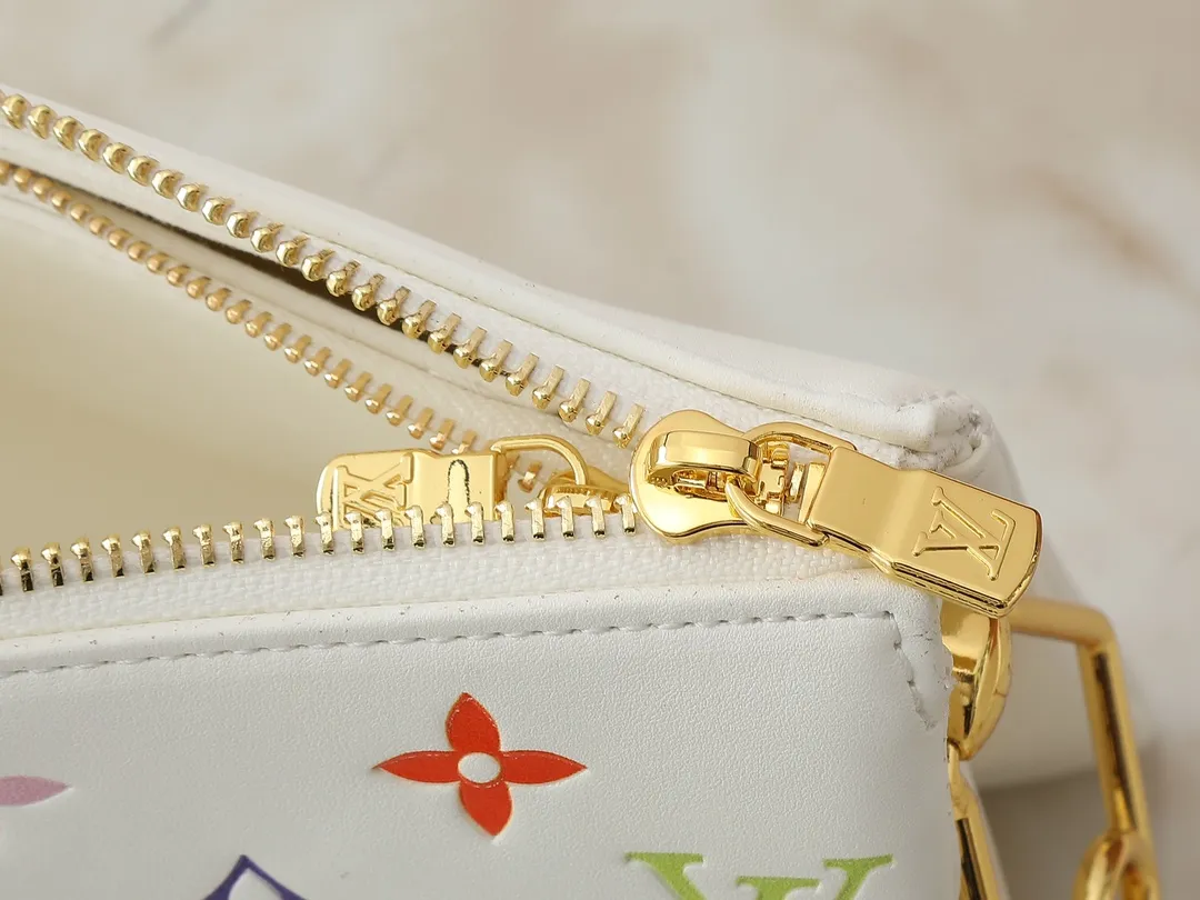 💰240💰Upgraded from the original M59598 M59389 M59396 M13233 M21259 M25218 M20770 M11401 This Coussin BB handbag is made of soft sheep leather with an embossed Monogram pattern. It has an inner compartment in a compact silhouette, making it an elegant choice for both day and night. Both the chunky chain and slim leather strap are removable, allowing for a variety of styling possibilities. Dimensions: 21.0 x 16.0 x 7.0 cm (length x height x width)