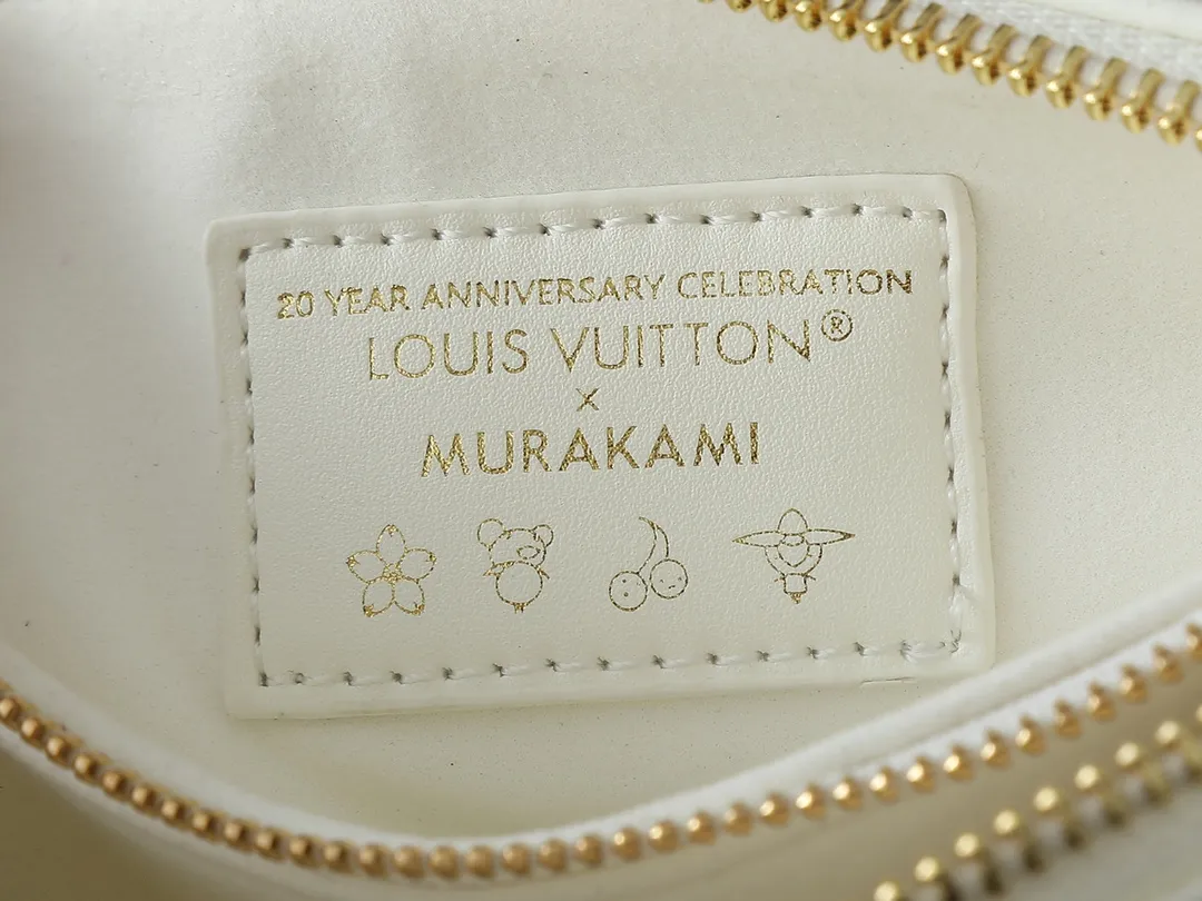 💰240💰Upgraded from the original M59598 M59389 M59396 M13233 M21259 M25218 M20770 M11401 This Coussin BB handbag is made of soft sheep leather with an embossed Monogram pattern. It has an inner compartment in a compact silhouette, making it an elegant choice for both day and night. Both the chunky chain and slim leather strap are removable, allowing for a variety of styling possibilities. Dimensions: 21.0 x 16.0 x 7.0 cm (length x height x width)