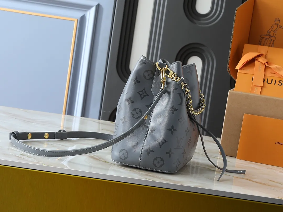 💰240💰Upgraded from the original M12749 M46581. This Néonoé BB handbag is made of the brand's new Monogram Ink leather, and uses classic prints to brighten the handbag series, showing modern style in simplicity. Braided chain and dazzling hardware add a touch of elegance, while an interior pocket keeps valuables secure. Dimensions: 20.0 x 20.0 x 13.0 cm (length x height x width)