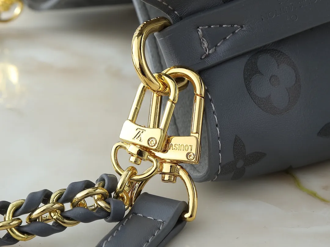 💰240💰Upgraded from the original M12749 M46581. This Néonoé BB handbag is made of the brand's new Monogram Ink leather, and uses classic prints to brighten the handbag series, showing modern style in simplicity. Braided chain and dazzling hardware add a touch of elegance, while an interior pocket keeps valuables secure. Dimensions: 20.0 x 20.0 x 13.0 cm (length x height x width)