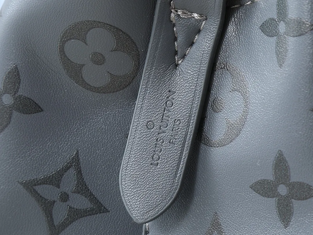 💰240💰Upgraded from the original M12749 M46581. This Néonoé BB handbag is made of the brand's new Monogram Ink leather, and uses classic prints to brighten the handbag series, showing modern style in simplicity. Braided chain and dazzling hardware add a touch of elegance, while an interior pocket keeps valuables secure. Dimensions: 20.0 x 20.0 x 13.0 cm (length x height x width)