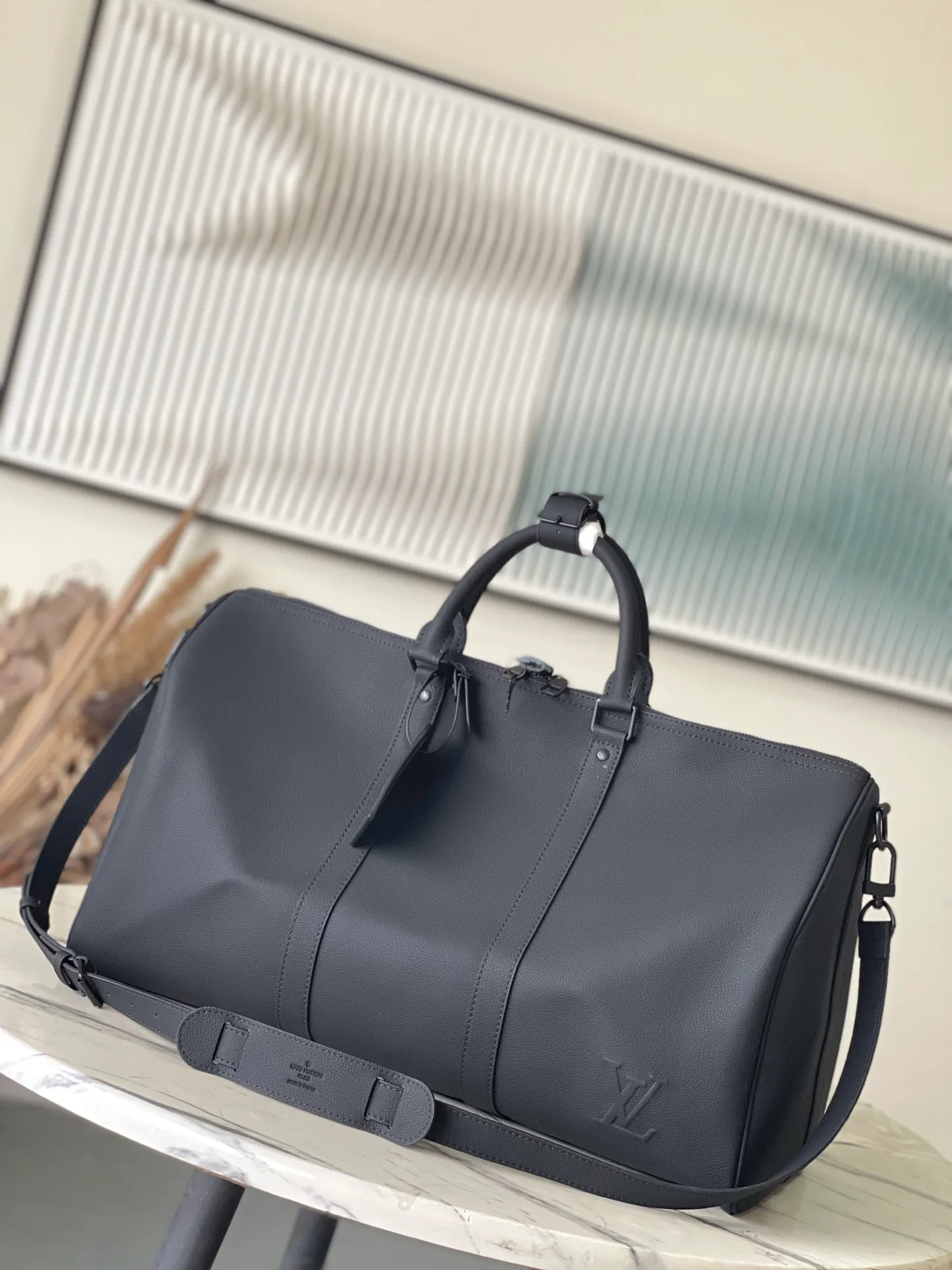 💰1460 (top layer leather) top original order M26118 black. The waxed cow leather used in this Keepall Bandouliere50 travel bag has a soft texture and delicate texture. Together with the LV letters on the front, it conveys an elegant and restrained atmosphere. It is matched with fabric lining of the same color and old metal parts. The top handle and detachable and adjustable shoulder strap allow for a variety of carrying options, making it another perfect choice for weekend outings. Dimensions: 50 × 29 × 23 cm