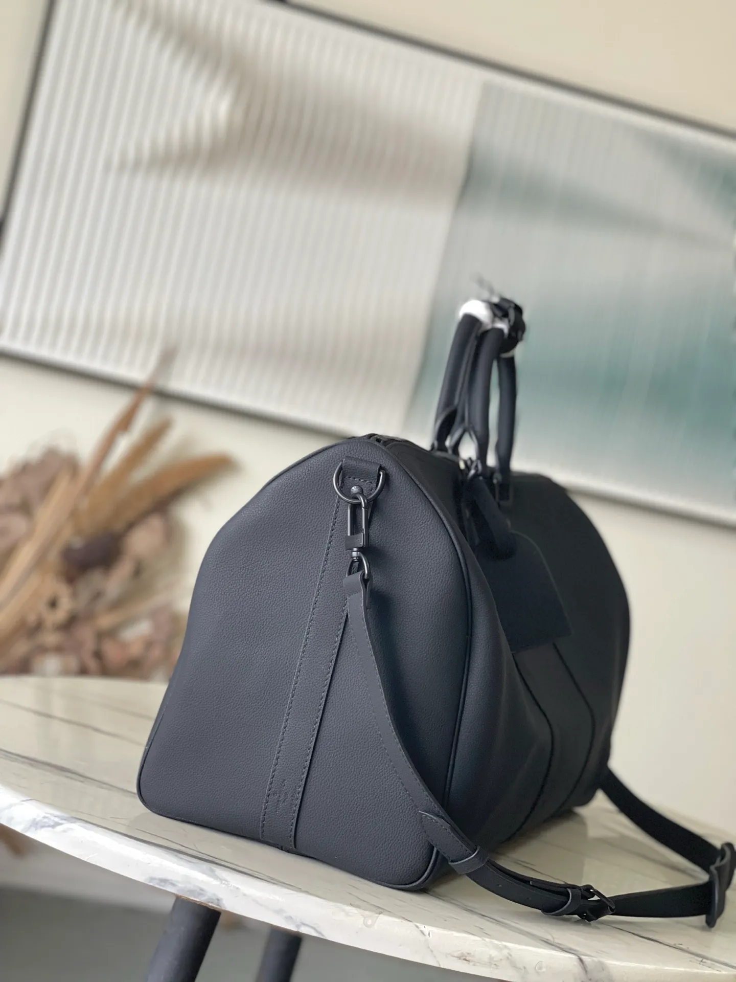 💰1460 (top layer leather) top original order M26118 black. The waxed cow leather used in this Keepall Bandouliere50 travel bag has a soft texture and delicate texture. Together with the LV letters on the front, it conveys an elegant and restrained atmosphere. It is matched with fabric lining of the same color and old metal parts. The top handle and detachable and adjustable shoulder strap allow for a variety of carrying options, making it another perfect choice for weekend outings. Dimensions: 50 × 29 × 23 cm