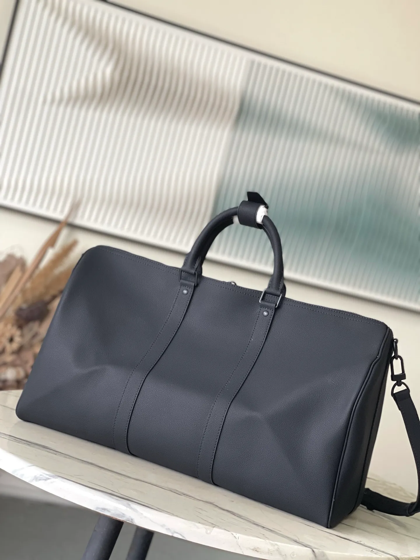 💰1460 (top layer leather) top original order M26118 black. The waxed cow leather used in this Keepall Bandouliere50 travel bag has a soft texture and delicate texture. Together with the LV letters on the front, it conveys an elegant and restrained atmosphere. It is matched with fabric lining of the same color and old metal parts. The top handle and detachable and adjustable shoulder strap allow for a variety of carrying options, making it another perfect choice for weekend outings. Dimensions: 50 × 29 × 23 cm