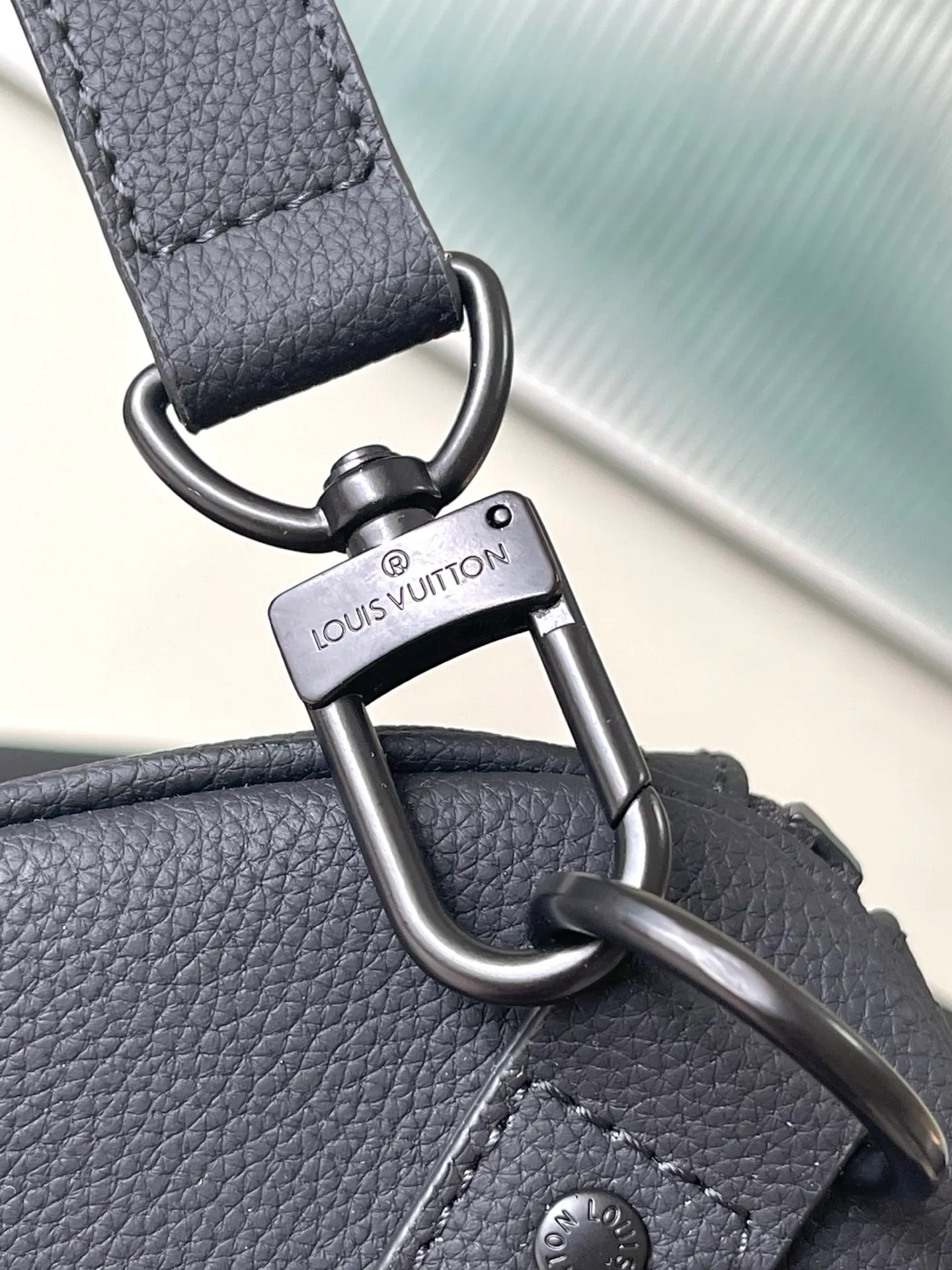 💰1460 (top layer leather) top original order M26118 black. The waxed cow leather used in this Keepall Bandouliere50 travel bag has a soft texture and delicate texture. Together with the LV letters on the front, it conveys an elegant and restrained atmosphere. It is matched with fabric lining of the same color and old metal parts. The top handle and detachable and adjustable shoulder strap allow for a variety of carrying options, making it another perfect choice for weekend outings. Dimensions: 50 × 29 × 23 cm