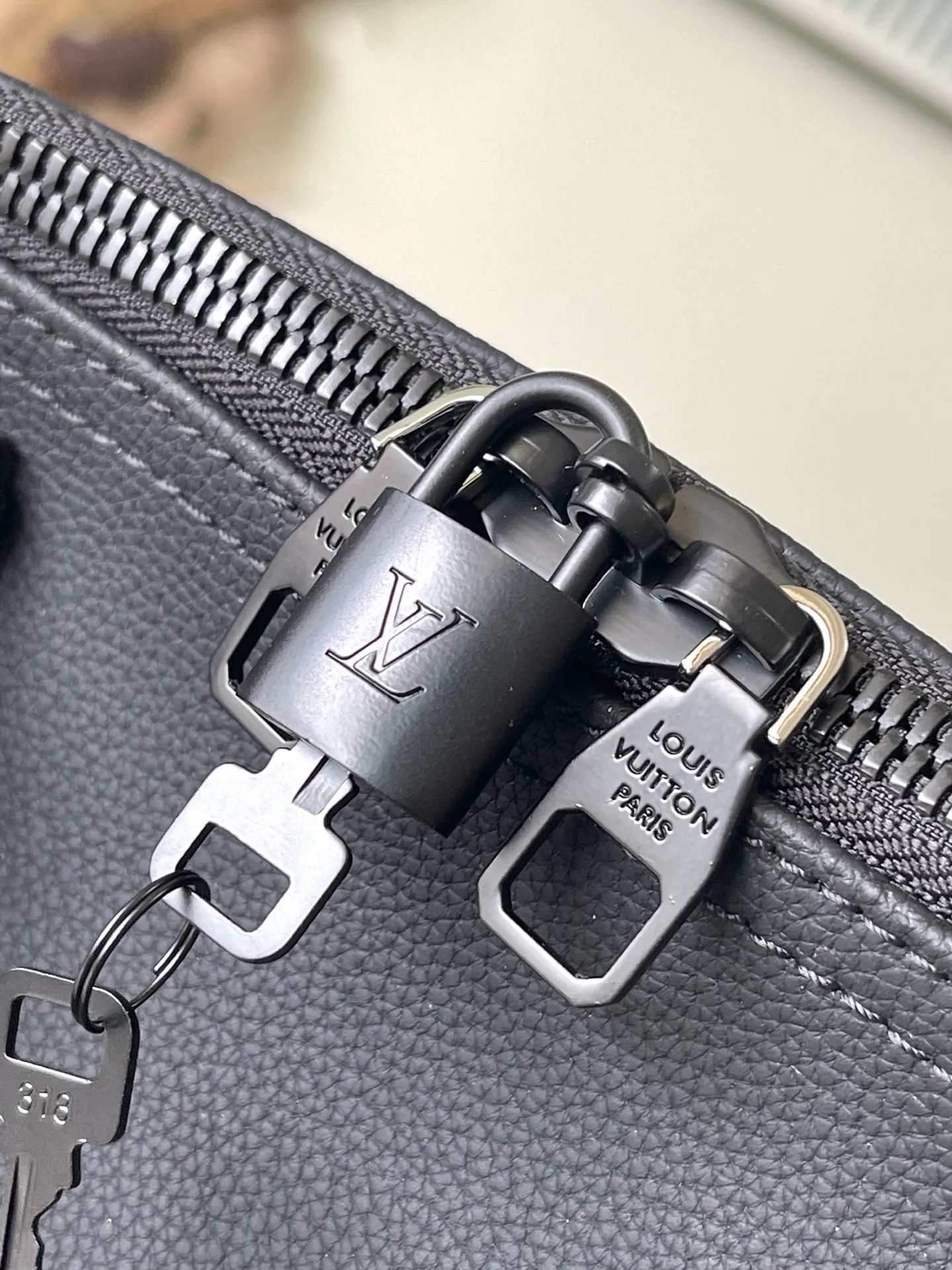 💰1460 (top layer leather) top original order M26118 black. The waxed cow leather used in this Keepall Bandouliere50 travel bag has a soft texture and delicate texture. Together with the LV letters on the front, it conveys an elegant and restrained atmosphere. It is matched with fabric lining of the same color and old metal parts. The top handle and detachable and adjustable shoulder strap allow for a variety of carrying options, making it another perfect choice for weekend outings. Dimensions: 50 × 29 × 23 cm