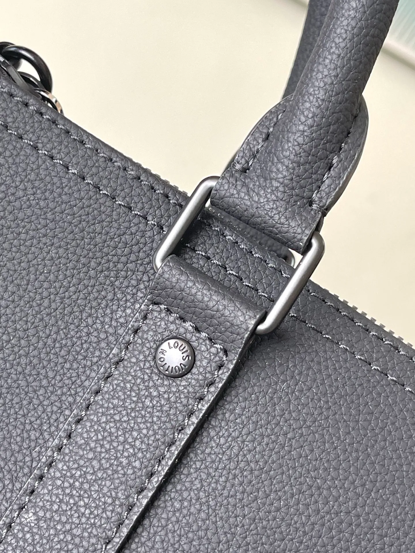 💰1460 (top layer leather) top original order M26118 black. The waxed cow leather used in this Keepall Bandouliere50 travel bag has a soft texture and delicate texture. Together with the LV letters on the front, it conveys an elegant and restrained atmosphere. It is matched with fabric lining of the same color and old metal parts. The top handle and detachable and adjustable shoulder strap allow for a variety of carrying options, making it another perfect choice for weekend outings. Dimensions: 50 × 29 × 23 cm