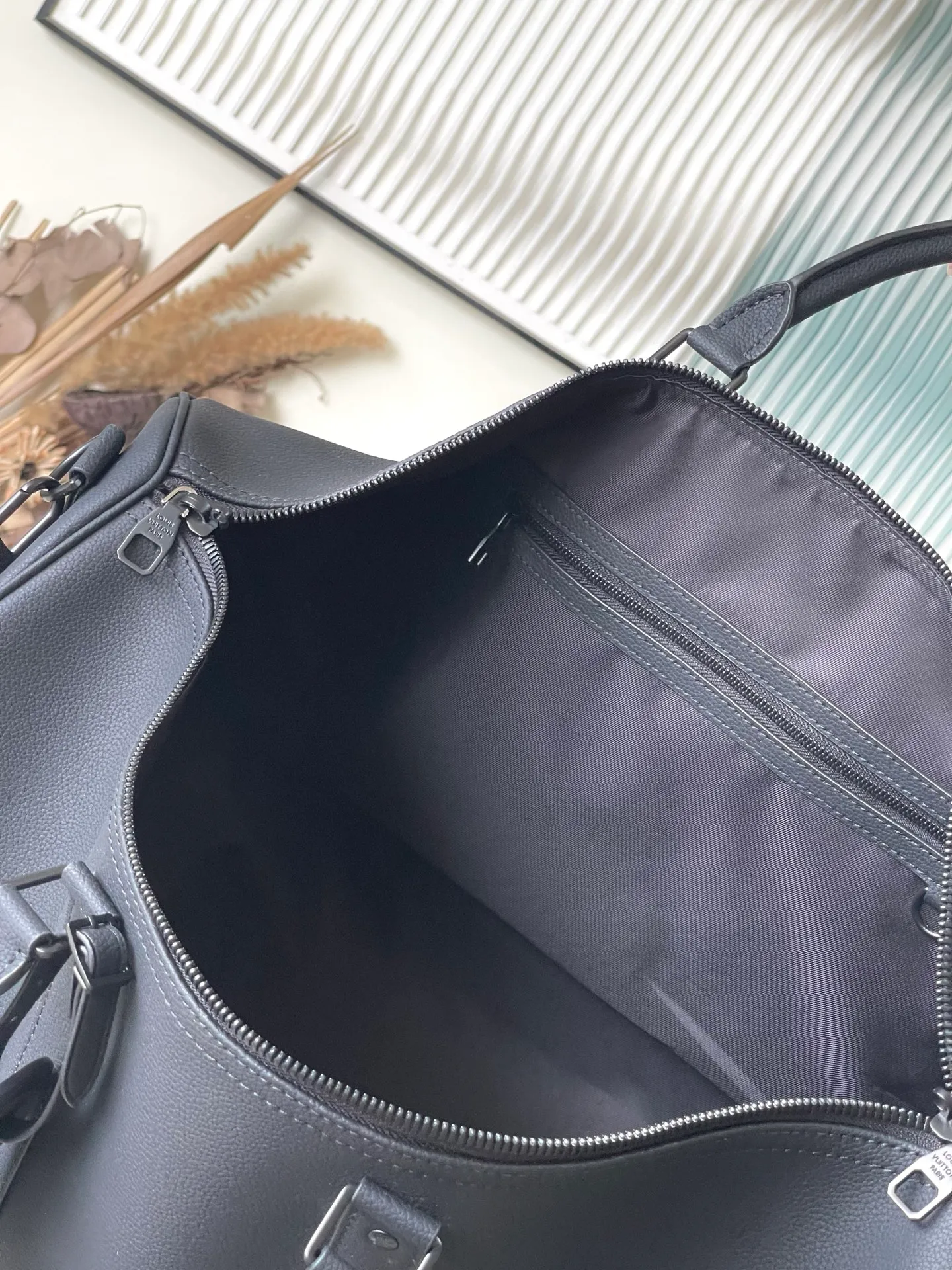 💰1460 (top layer leather) top original order M26118 black. The waxed cow leather used in this Keepall Bandouliere50 travel bag has a soft texture and delicate texture. Together with the LV letters on the front, it conveys an elegant and restrained atmosphere. It is matched with fabric lining of the same color and old metal parts. The top handle and detachable and adjustable shoulder strap allow for a variety of carrying options, making it another perfect choice for weekend outings. Dimensions: 50 × 29 × 23 cm