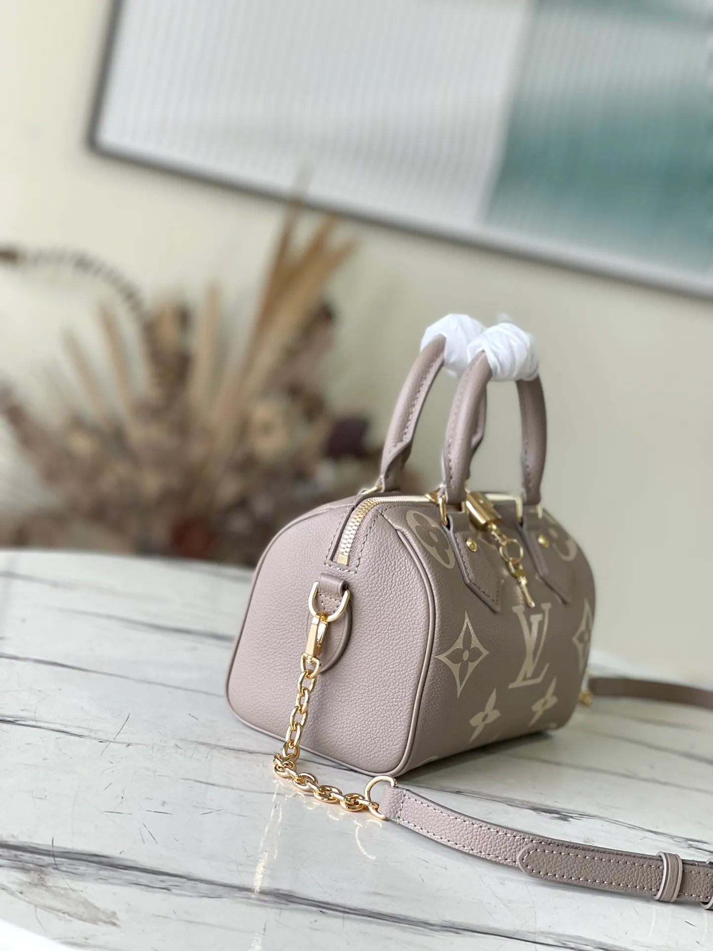 💰1060 (Top Grain Leather) Top Original M46575 Elephant Gray Made of two-tone Monogram Empreinte leather, decorated with logo and Monogram floral pattern, this Speedy Bandoulière 20 handbag is a modern classic. The design is inspired by the Speedy suitcase series from the 1930s, restoring the original shape and articulated handles. Comes with a leather metal chain strap for easy shoulder and cross-body carry. Dimensions: 20.5 x 13.5 x 12 cm