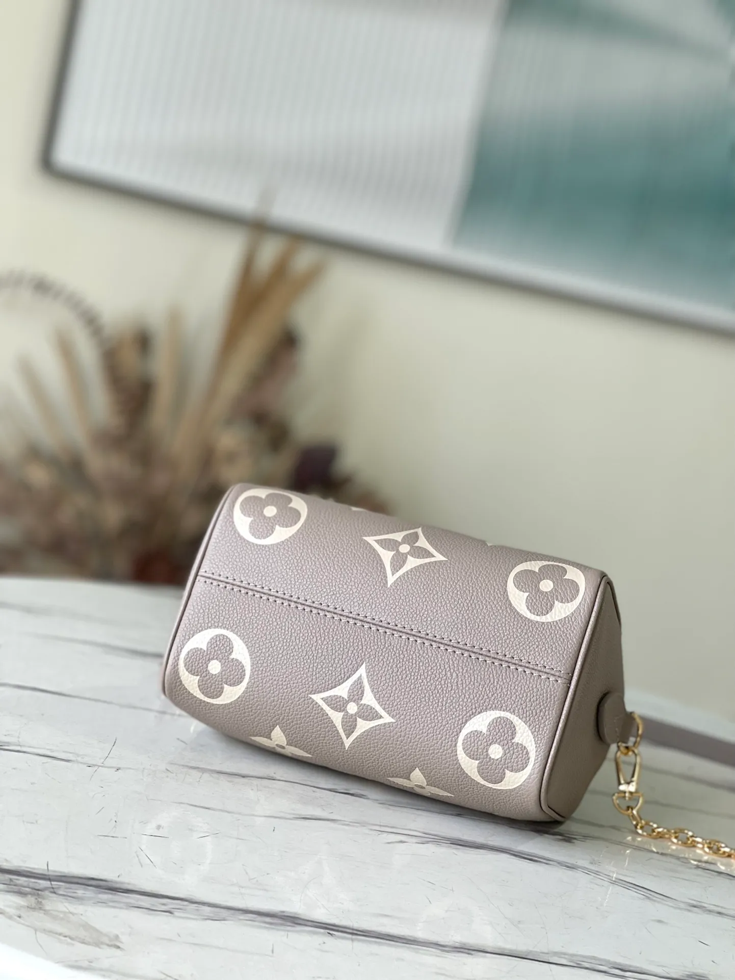 💰1060 (Top Grain Leather) Top Original M46575 Elephant Gray Made of two-tone Monogram Empreinte leather, decorated with logo and Monogram floral pattern, this Speedy Bandoulière 20 handbag is a modern classic. The design is inspired by the Speedy suitcase series from the 1930s, restoring the original shape and articulated handles. Comes with a leather metal chain strap for easy shoulder and cross-body carry. Dimensions: 20.5 x 13.5 x 12 cm