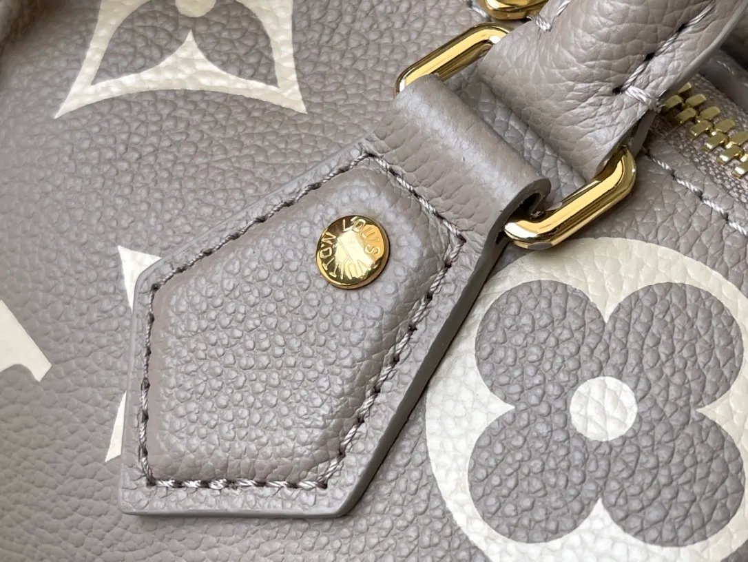 💰1060 (Top Grain Leather) Top Original M46575 Elephant Gray Made of two-tone Monogram Empreinte leather, decorated with logo and Monogram floral pattern, this Speedy Bandoulière 20 handbag is a modern classic. The design is inspired by the Speedy suitcase series from the 1930s, restoring the original shape and articulated handles. Comes with a leather metal chain strap for easy shoulder and cross-body carry. Dimensions: 20.5 x 13.5 x 12 cm