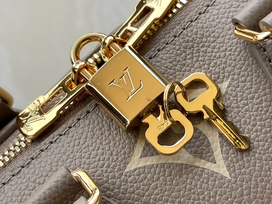 💰1060 (Top Grain Leather) Top Original M46575 Elephant Gray Made of two-tone Monogram Empreinte leather, decorated with logo and Monogram floral pattern, this Speedy Bandoulière 20 handbag is a modern classic. The design is inspired by the Speedy suitcase series from the 1930s, restoring the original shape and articulated handles. Comes with a leather metal chain strap for easy shoulder and cross-body carry. Dimensions: 20.5 x 13.5 x 12 cm