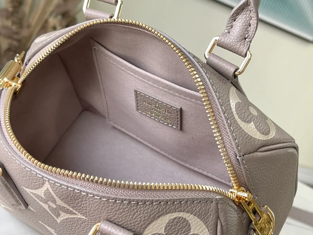 💰1060 (Top Grain Leather) Top Original M46575 Elephant Gray Made of two-tone Monogram Empreinte leather, decorated with logo and Monogram floral pattern, this Speedy Bandoulière 20 handbag is a modern classic. The design is inspired by the Speedy suitcase series from the 1930s, restoring the original shape and articulated handles. Comes with a leather metal chain strap for easy shoulder and cross-body carry. Dimensions: 20.5 x 13.5 x 12 cm