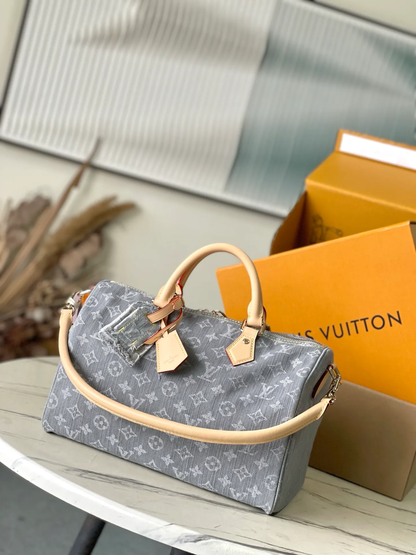 💰1180 Top original order M13344 This Speedy Soft 30 handbag relies on Louis Vuitton's exquisite bleaching process to trace the Monogram Denim pattern born in 2005 on the cotton surface, and then uses leather trimming and shiny metal parts to highlight the details. The key bag and detachable nameplate pay tribute to the brand's trunk-making heritage, and the detachable Toron handle provides a comfortable shoulder-carrying experience. Dimensions: 30 × 21 × 17 cm
