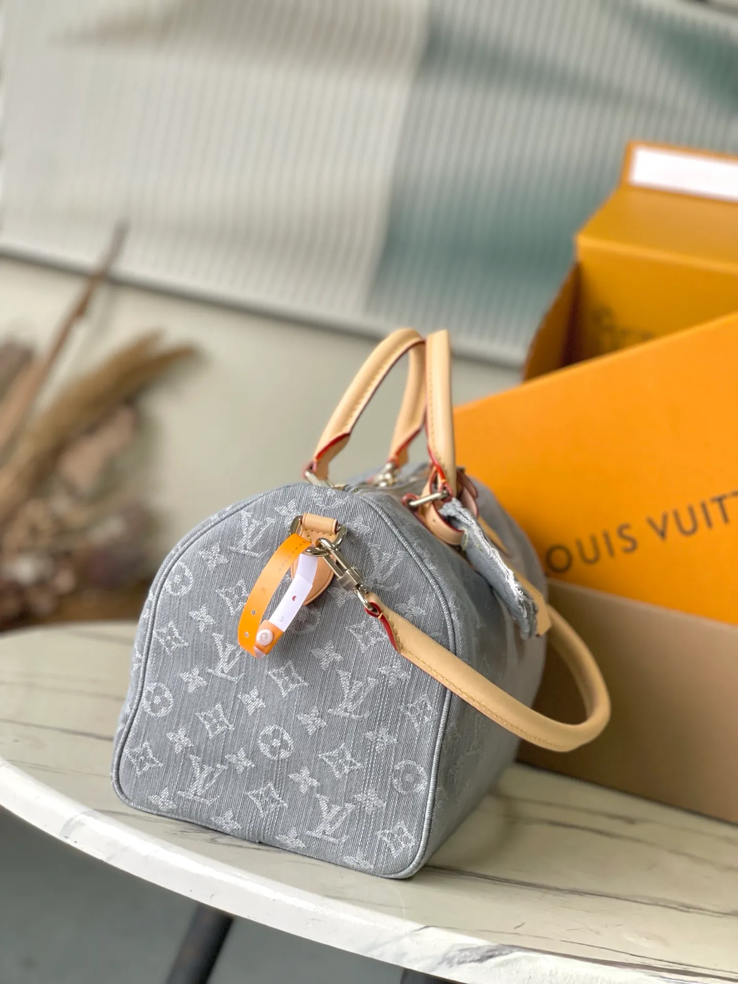 💰1180 Top original order M13344 This Speedy Soft 30 handbag relies on Louis Vuitton's exquisite bleaching process to trace the Monogram Denim pattern born in 2005 on the cotton surface, and then uses leather trimming and shiny metal parts to highlight the details. The key bag and detachable nameplate pay tribute to the brand's trunk-making heritage, and the detachable Toron handle provides a comfortable shoulder-carrying experience. Dimensions: 30 × 21 × 17 cm