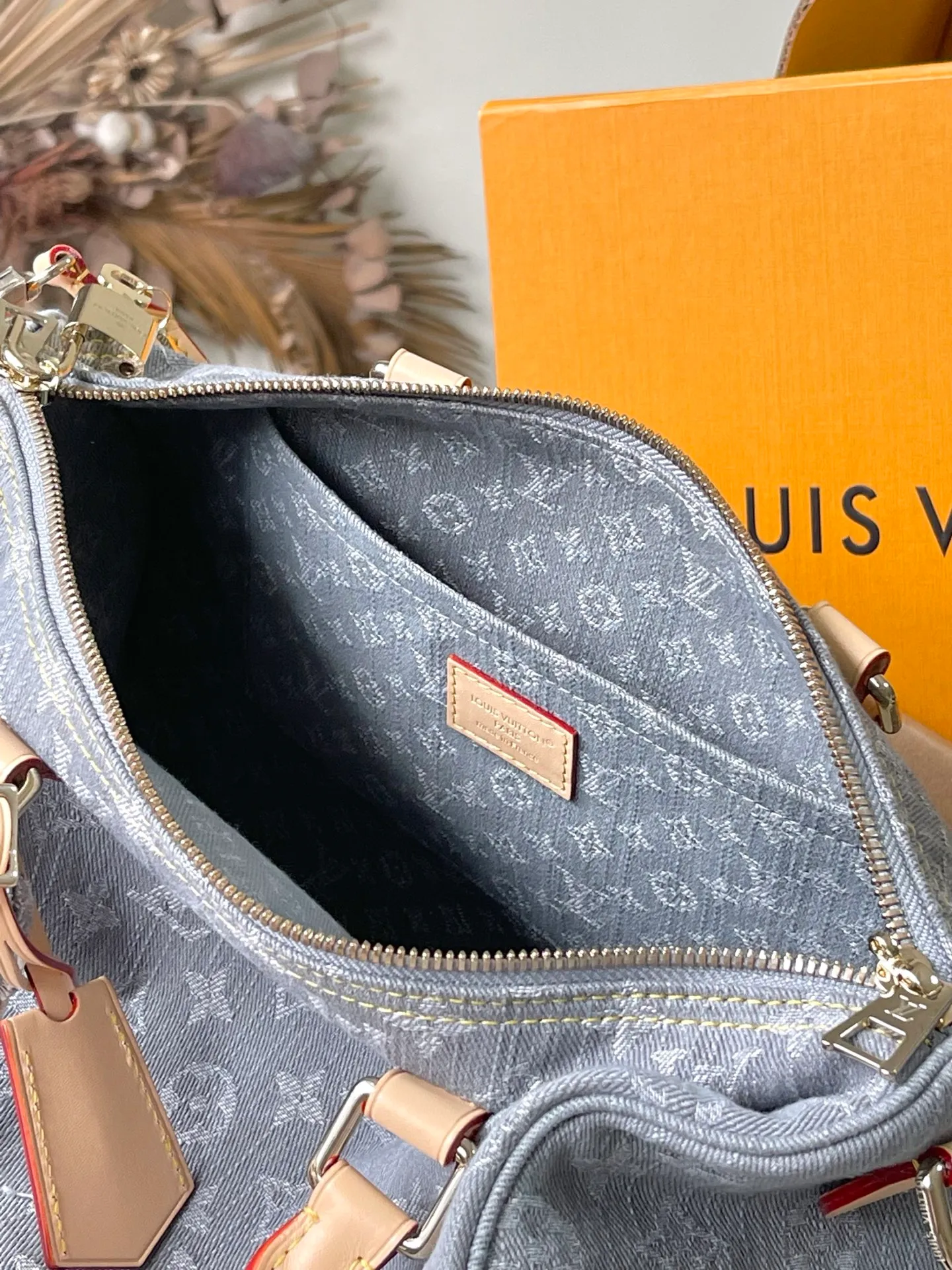 💰1180 Top original order M13344 This Speedy Soft 30 handbag relies on Louis Vuitton's exquisite bleaching process to trace the Monogram Denim pattern born in 2005 on the cotton surface, and then uses leather trimming and shiny metal parts to highlight the details. The key bag and detachable nameplate pay tribute to the brand's trunk-making heritage, and the detachable Toron handle provides a comfortable shoulder-carrying experience. Dimensions: 30 × 21 × 17 cm