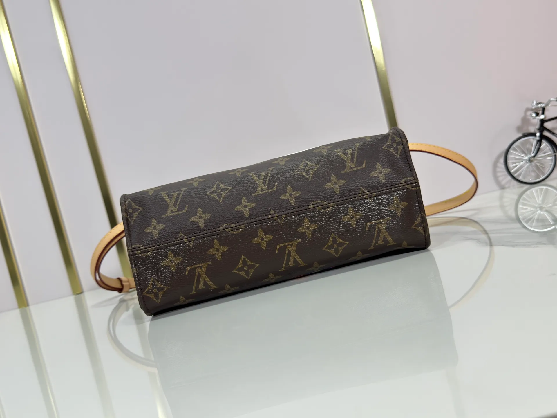 P240 upgraded original M45659 M46373 M13668 M44571 The Louis Vuitton x Murakami reissue series interprets the exquisite version of the OnTheGo handbag with playful touches. Monogram canvas and cow leather establish the brand's classic style, and Murakami's cute and cute panda image is transformed into front and back prints. The detachable and adjustable shoulder strap provides a variety of carrying options, and the zippered interior pocket keeps personal items safe and secure. Dimensions: 25.0 x 19.0 x 11.5 cm (length x height x width)