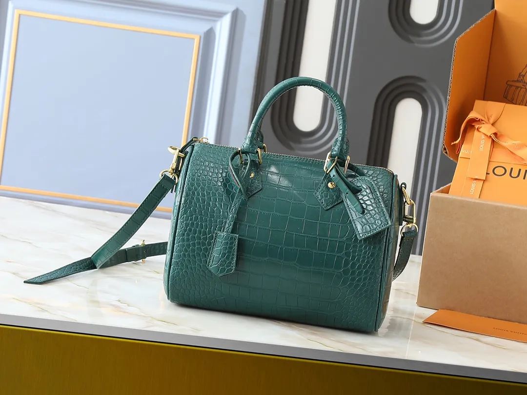 💰300💰Upgraded from the original M89108 M40390 crocodile pattern. This Speedy Bandoulière 25 Monogram Leather handbag is made of soft cow leather and uses the Monogram pattern to reproduce the sophisticated look and feel of the canvas print. Dazzling metal hardware, sheepskin lining and nameplate all reflect Creative Director Pharrell Williams' relentless attention to detail. Dimensions: 25x15x15