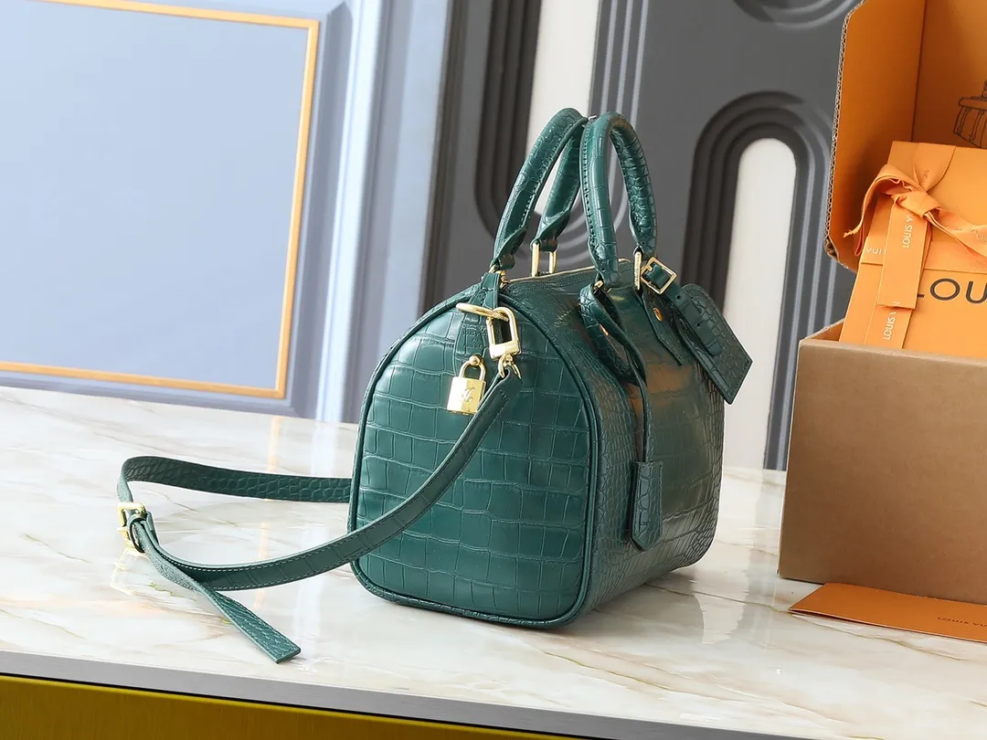 💰300💰Upgraded from the original M89108 M40390 crocodile pattern. This Speedy Bandoulière 25 Monogram Leather handbag is made of soft cow leather and uses the Monogram pattern to reproduce the sophisticated look and feel of the canvas print. Dazzling metal hardware, sheepskin lining and nameplate all reflect Creative Director Pharrell Williams' relentless attention to detail. Dimensions: 25x15x15