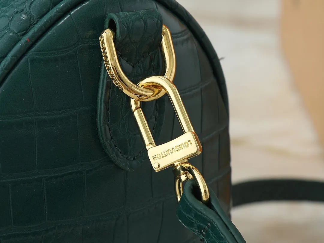 💰300💰Upgraded from the original M89108 M40390 crocodile pattern. This Speedy Bandoulière 25 Monogram Leather handbag is made of soft cow leather and uses the Monogram pattern to reproduce the sophisticated look and feel of the canvas print. Dazzling metal hardware, sheepskin lining and nameplate all reflect Creative Director Pharrell Williams' relentless attention to detail. Dimensions: 25x15x15
