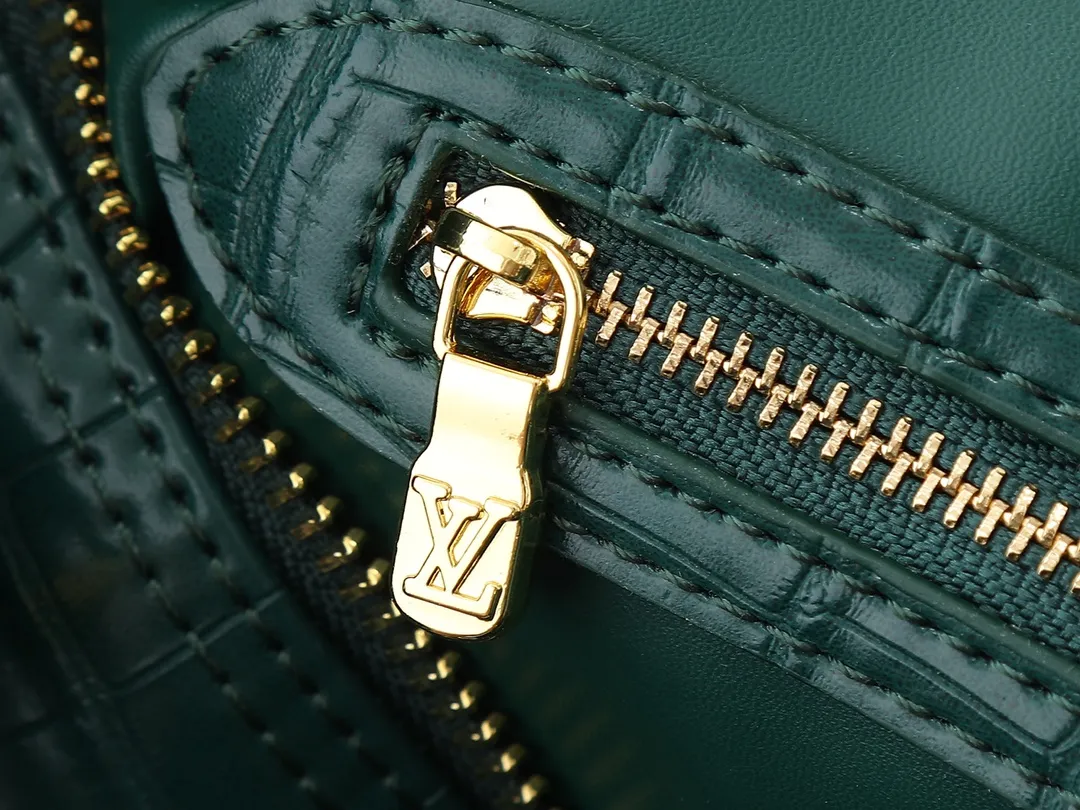 💰300💰Upgraded from the original M89108 M40390 crocodile pattern. This Speedy Bandoulière 25 Monogram Leather handbag is made of soft cow leather and uses the Monogram pattern to reproduce the sophisticated look and feel of the canvas print. Dazzling metal hardware, sheepskin lining and nameplate all reflect Creative Director Pharrell Williams' relentless attention to detail. Dimensions: 25x15x15