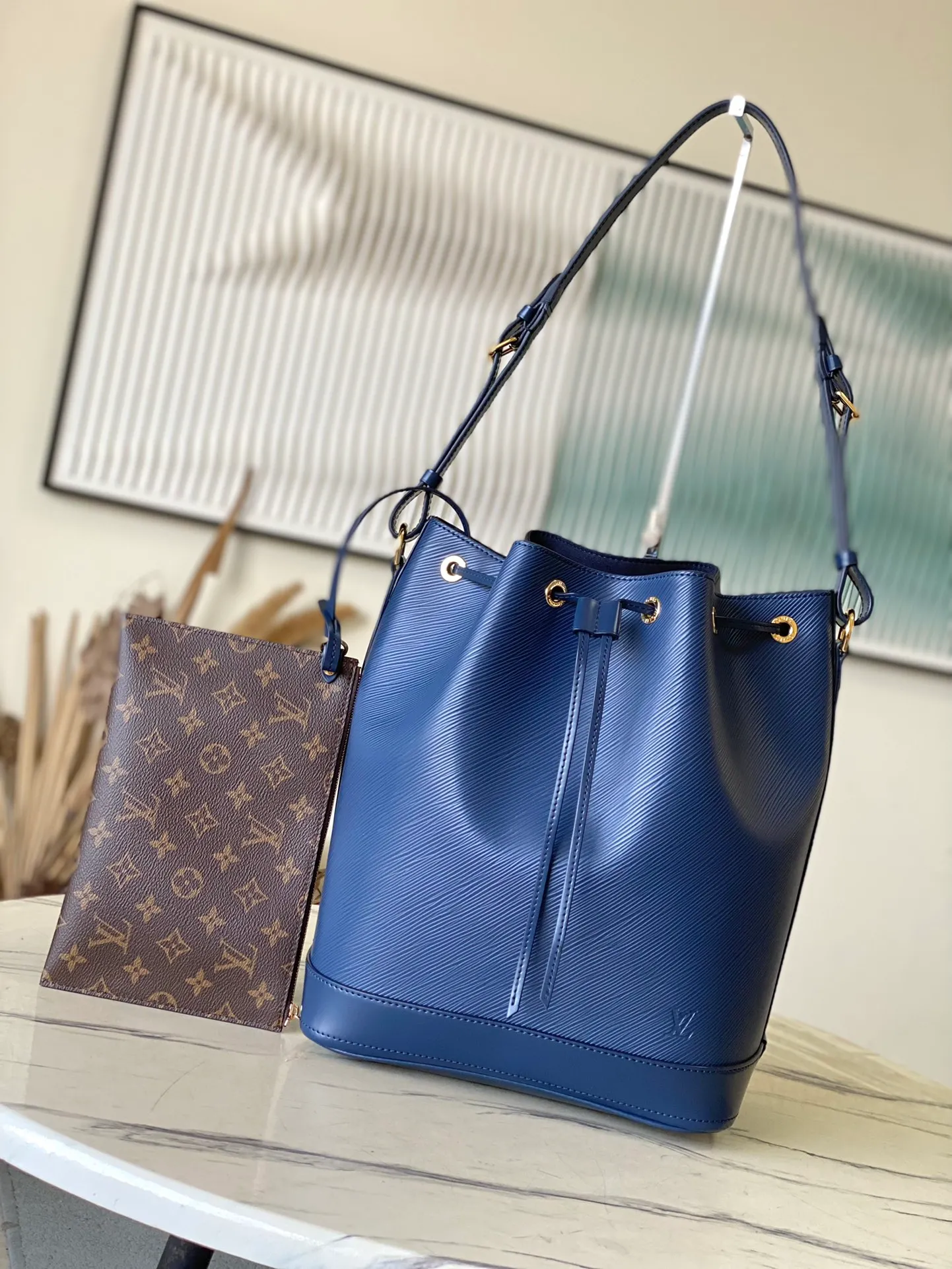 💰1560 (top layer leather) top original order M24932 blue This Noé MM bucket bag from the Nautical series is reinterpreted in soft Epi calfskin to create a retro-style Noé bag style. Epi calfskin will become smoother over time while maintaining its original beauty. The bag is equipped with a detachable small storage bag, which can safely store valuables. Dimensions: 27 x 33 x 20 cm (length x height x width)