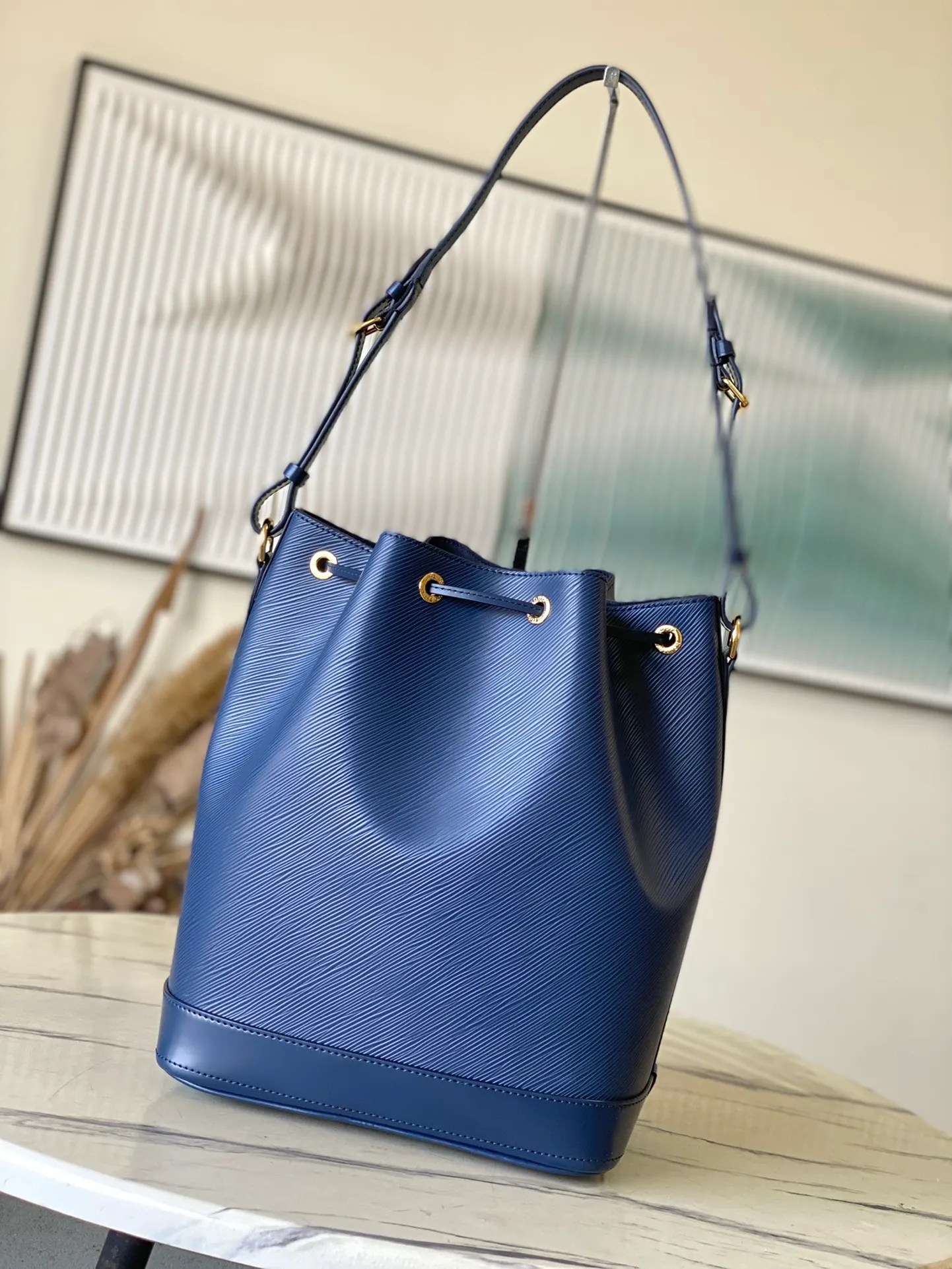 💰1560 (top layer leather) top original order M24932 blue This Noé MM bucket bag from the Nautical series is reinterpreted in soft Epi calfskin to create a retro-style Noé bag style. Epi calfskin will become smoother over time while maintaining its original beauty. The bag is equipped with a detachable small storage bag, which can safely store valuables. Dimensions: 27 x 33 x 20 cm (length x height x width)